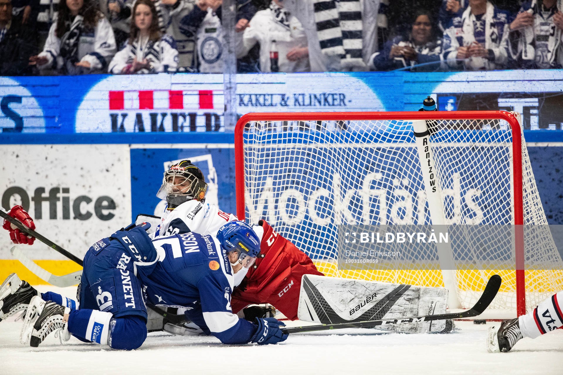 Leksands Linus Persson gör 1-0 bakom Västerviks målvakt