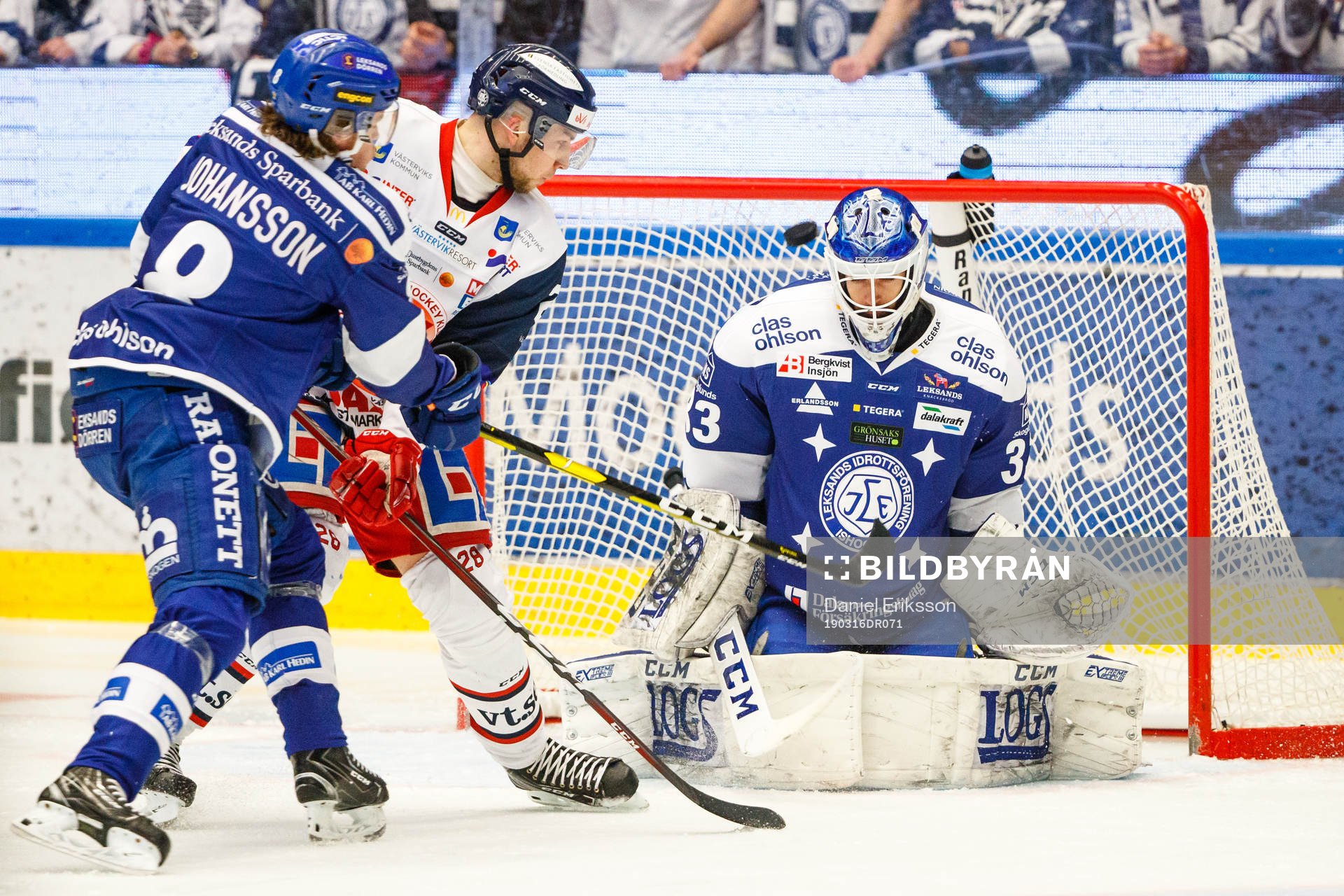 Västerviks Emil Alba oroar framför Leksands målvakt Axel