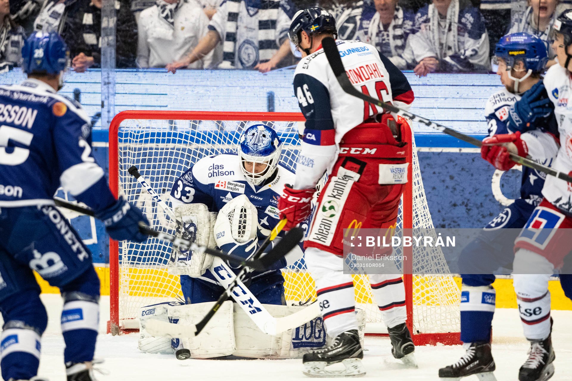 Leksands målvakt Axel Brage och Västerviks Philip Rondahl