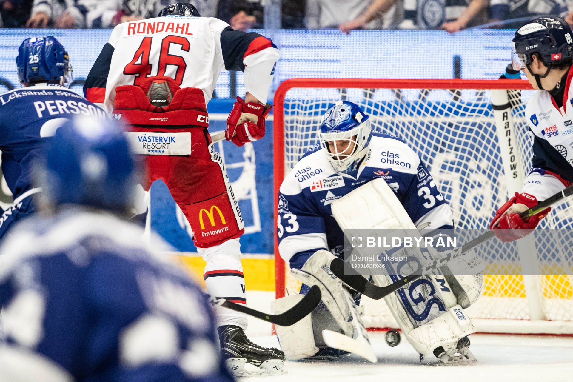 Leksands målvakt Axel Brage och Västerviks Philip Rondahl