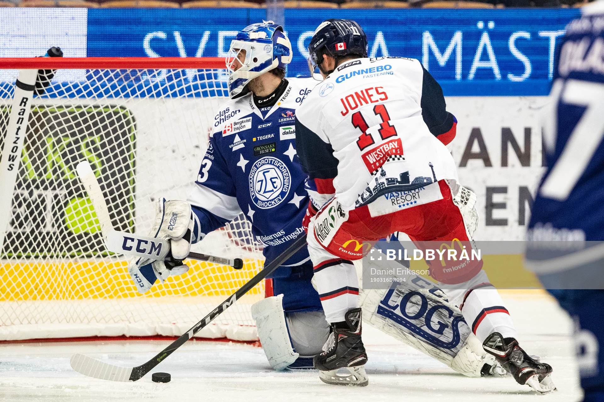 Leksands målvakt Axel Brage och Västerviks Kellen Jones