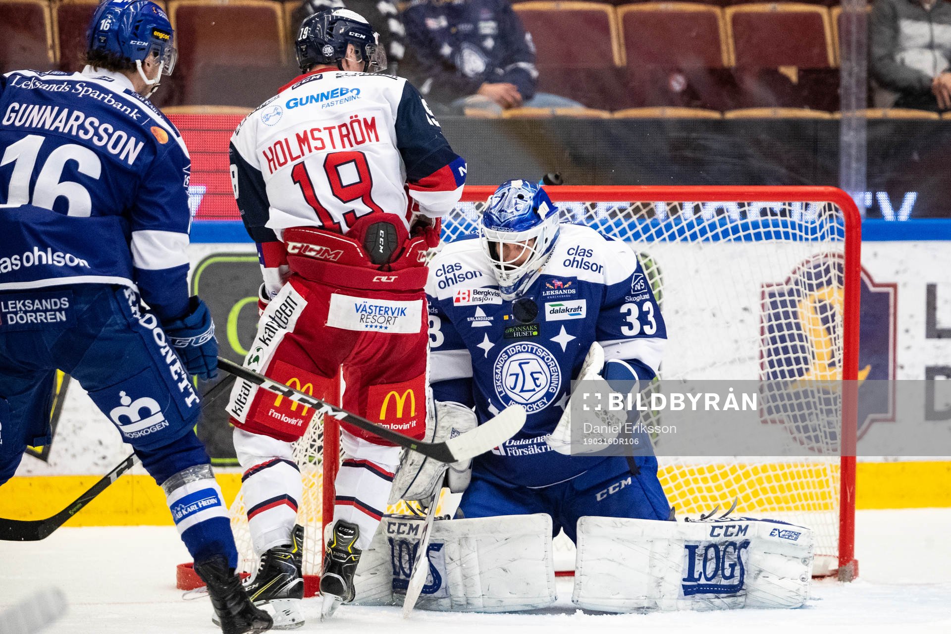 Leksands målvakt Axel Brage och Västerviks Jens Holmström