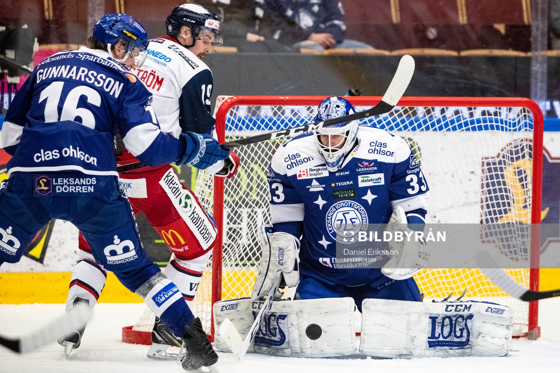 Leksands målvakt Axel Brage och Västerviks Jens Holmström