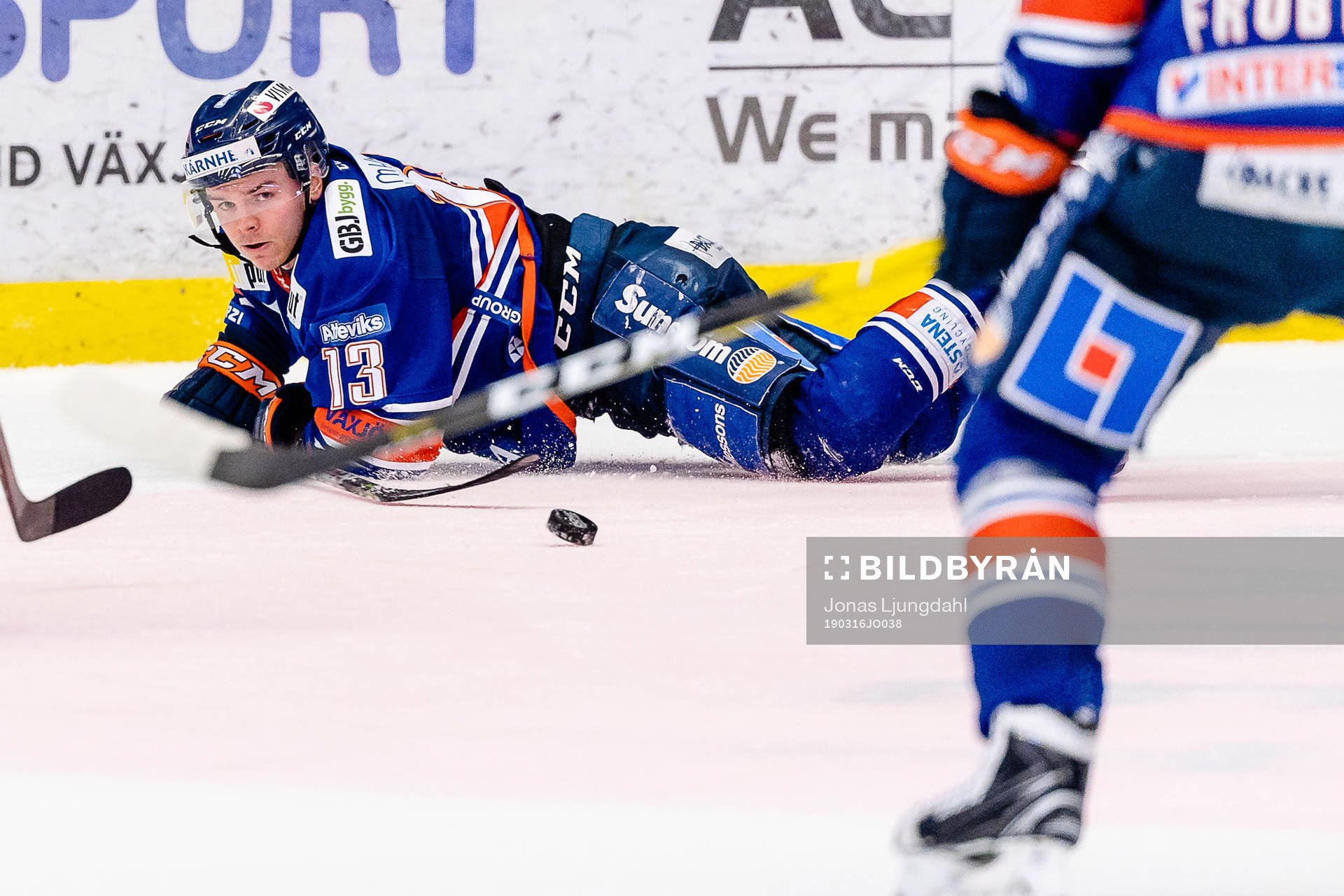 Växjös Julius Junttila faller