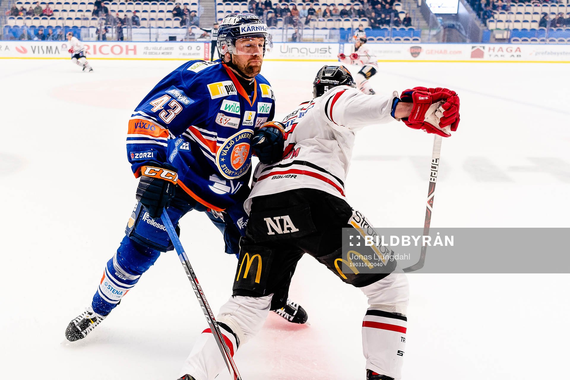 Växjös Nichlas Hardt tacklar Örebros Gustav Backström