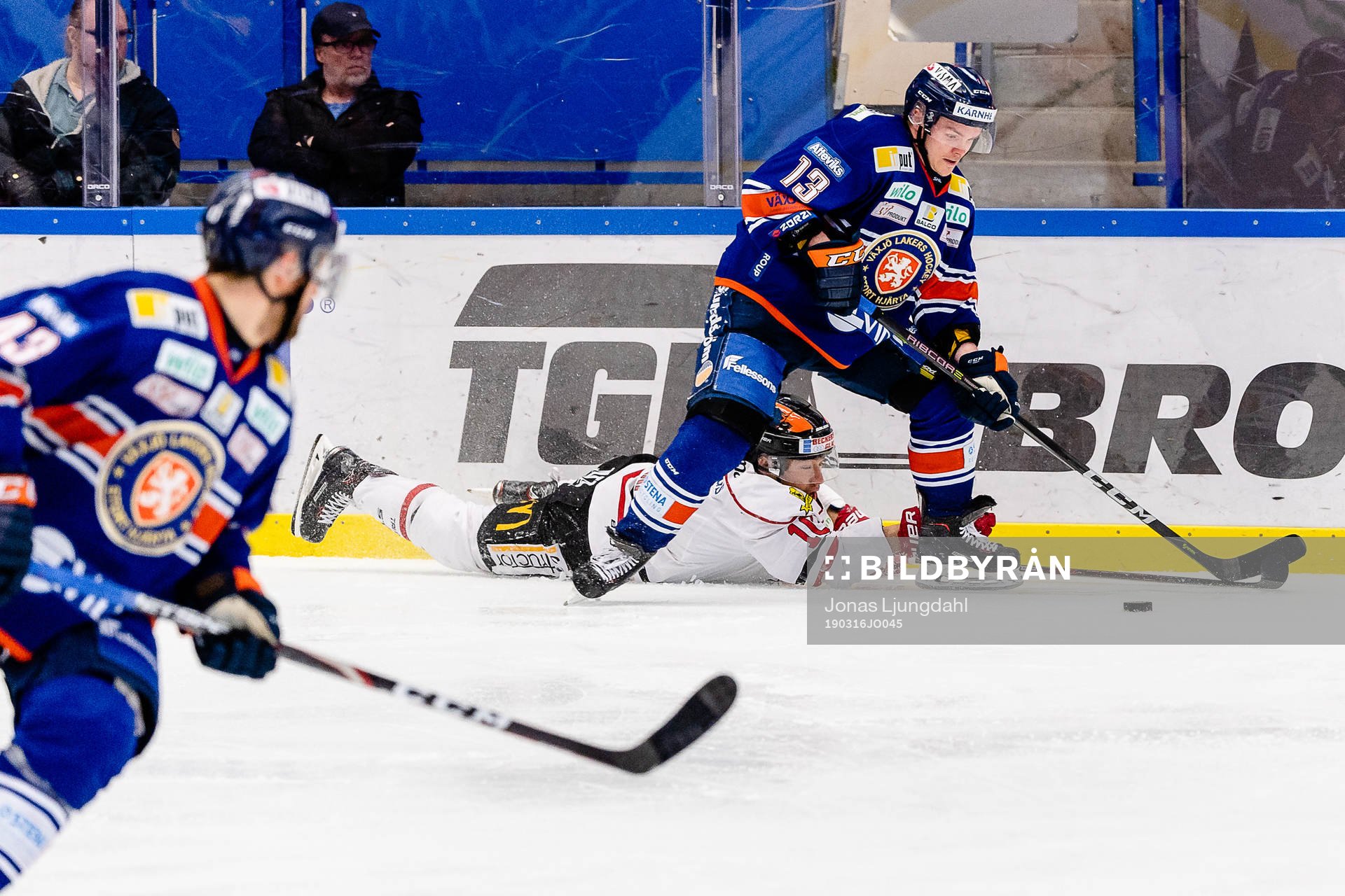Örebros Shane Harper faller