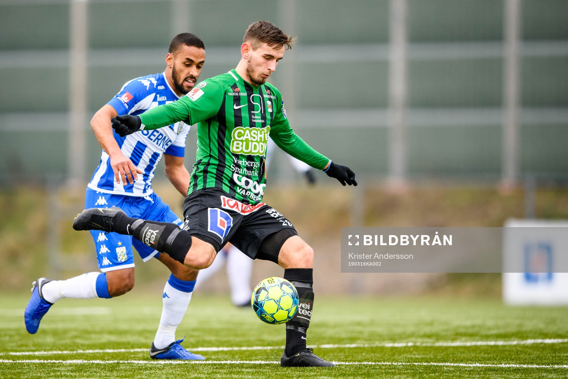 IFK Göteborgs Junes Barny och Varbergs Erion Sadiku under träningsmatchen i fotboll mellan Varberg och IFK Göteborg den 16 mars 2019 i Varberg.