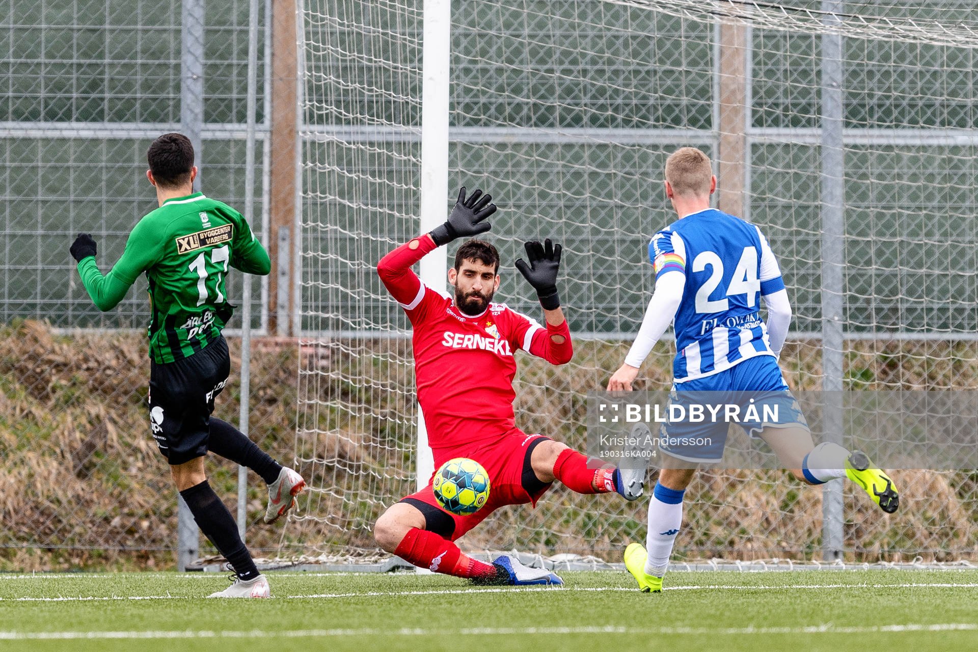 IFK Göteborgs målvakt Giannis Anestis räddar skott från Varbergs Vuk Lugonjic under träningsmatchen i fotboll mellan Varberg och IFK Göteborg den 16 mars 2019 i Varberg.