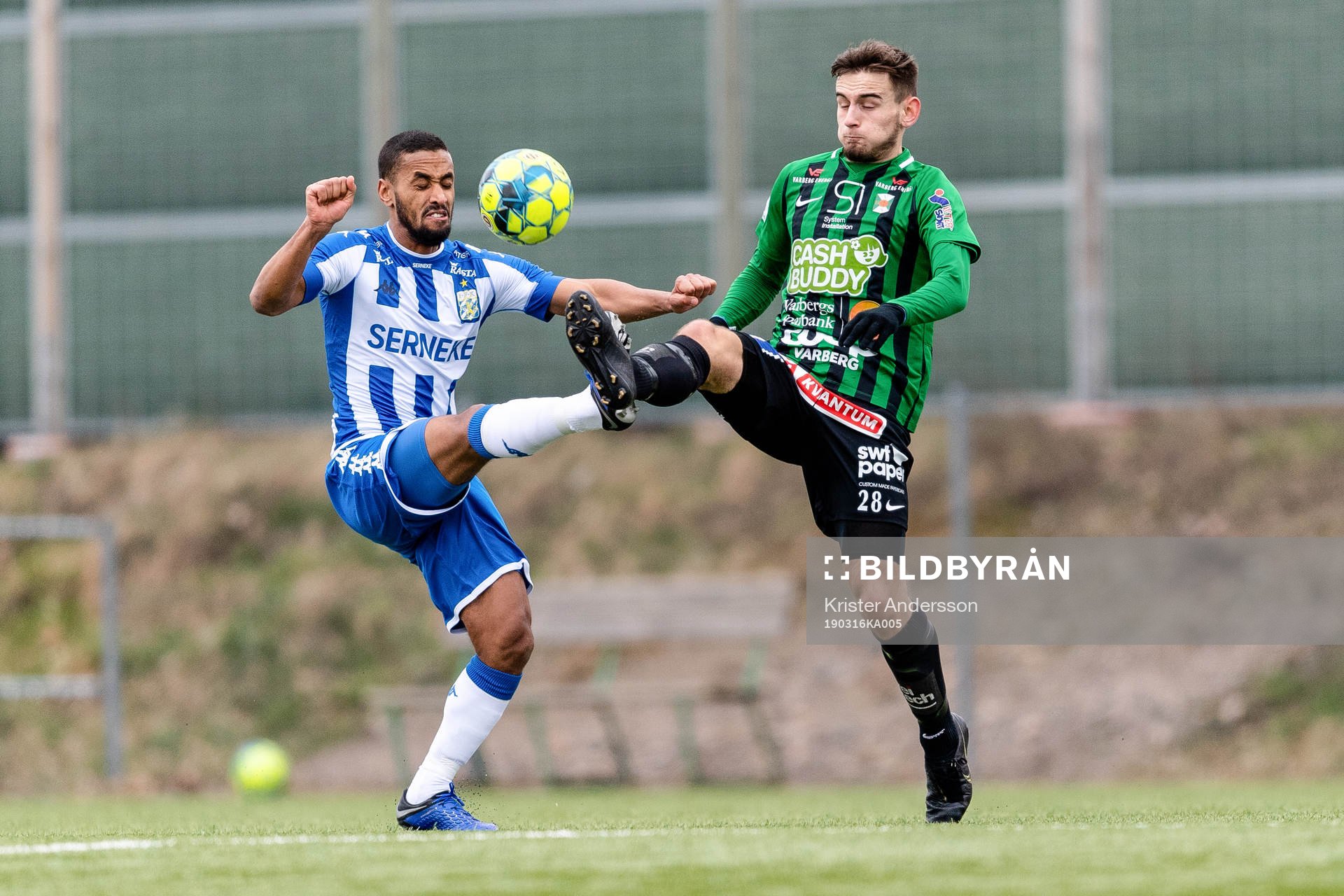 IFK Göteborgs Junes Barny och Varbergs Erion Sadiku under träningsmatchen i fotboll mellan Varberg och IFK Göteborg den 16 mars 2019 i Varberg.