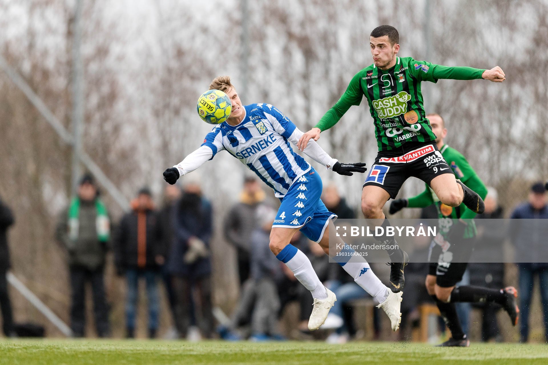 IFK Göteborgs Carl Starfelt och Varbergs Astrit Seljmani