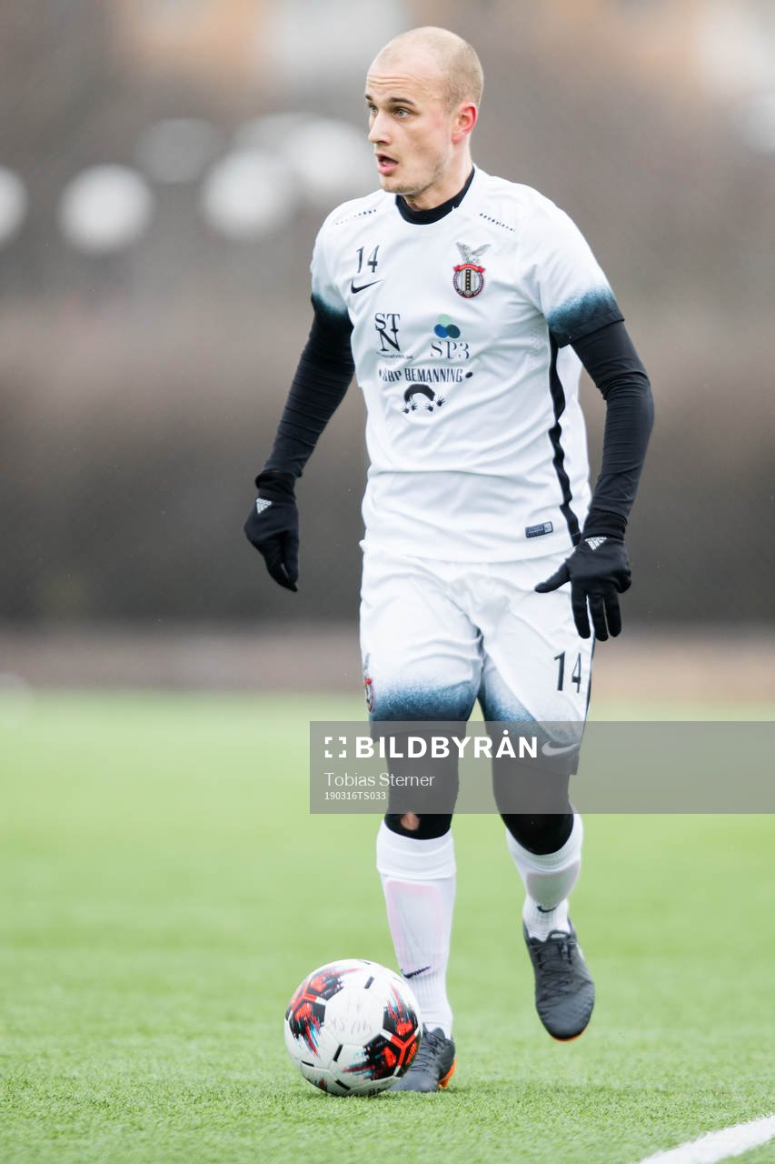 FC Stockholm Internazionales Linus Hallström  under träningsmatchen i fotboll mellan Gamla Upsala och FC Stockholm Internatzionale den 16 mars 2019 i Uppsala.
