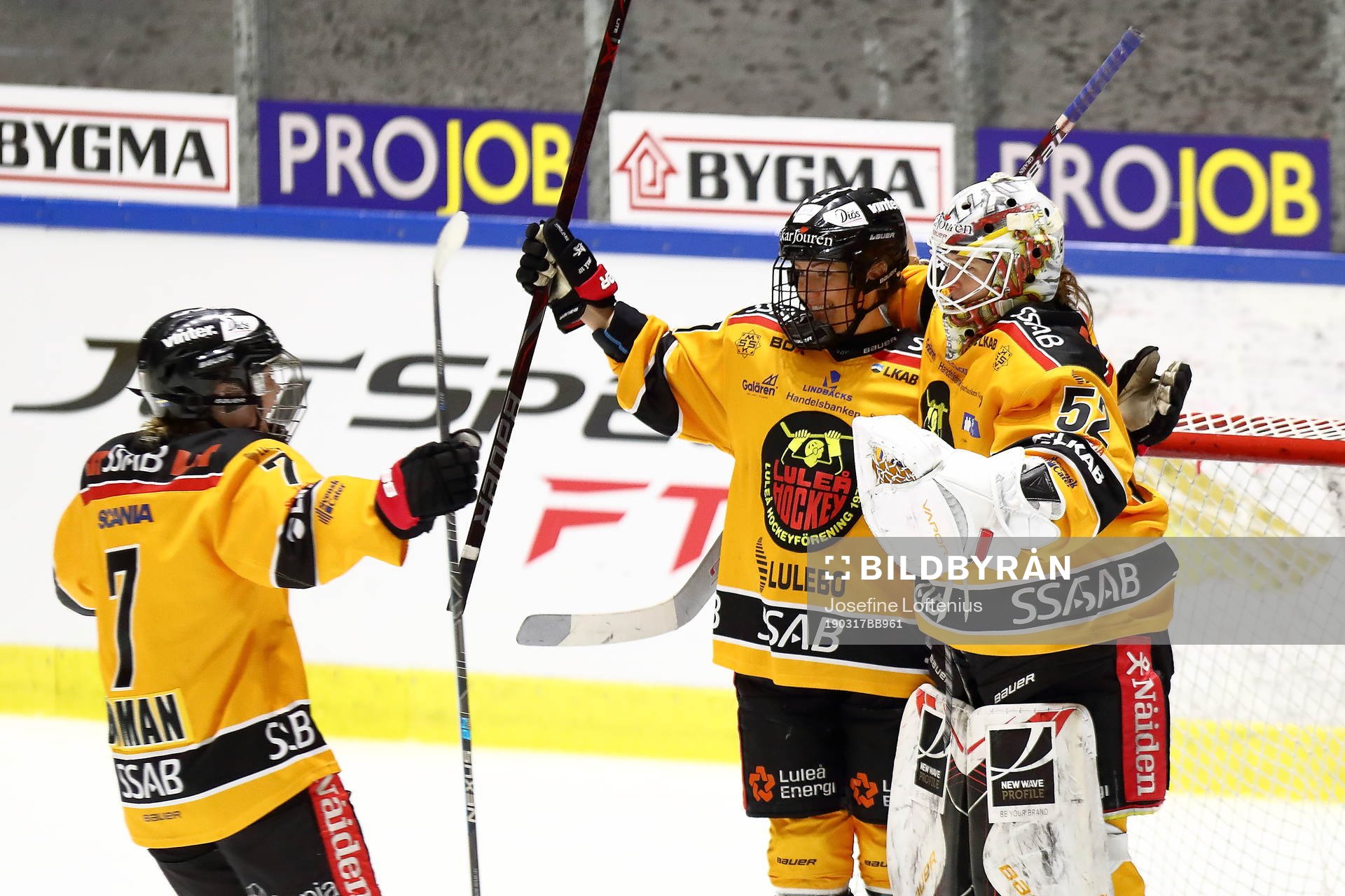 Luleås målvakt Sara Grahn jublar med sina lagkamrater