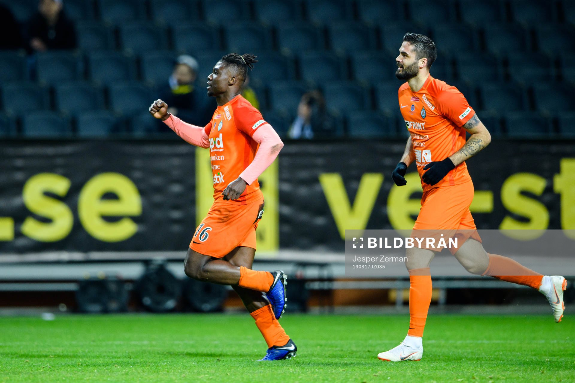 AFC Eskilstunas Samuel Nnamani och Denni Avdic jublar
