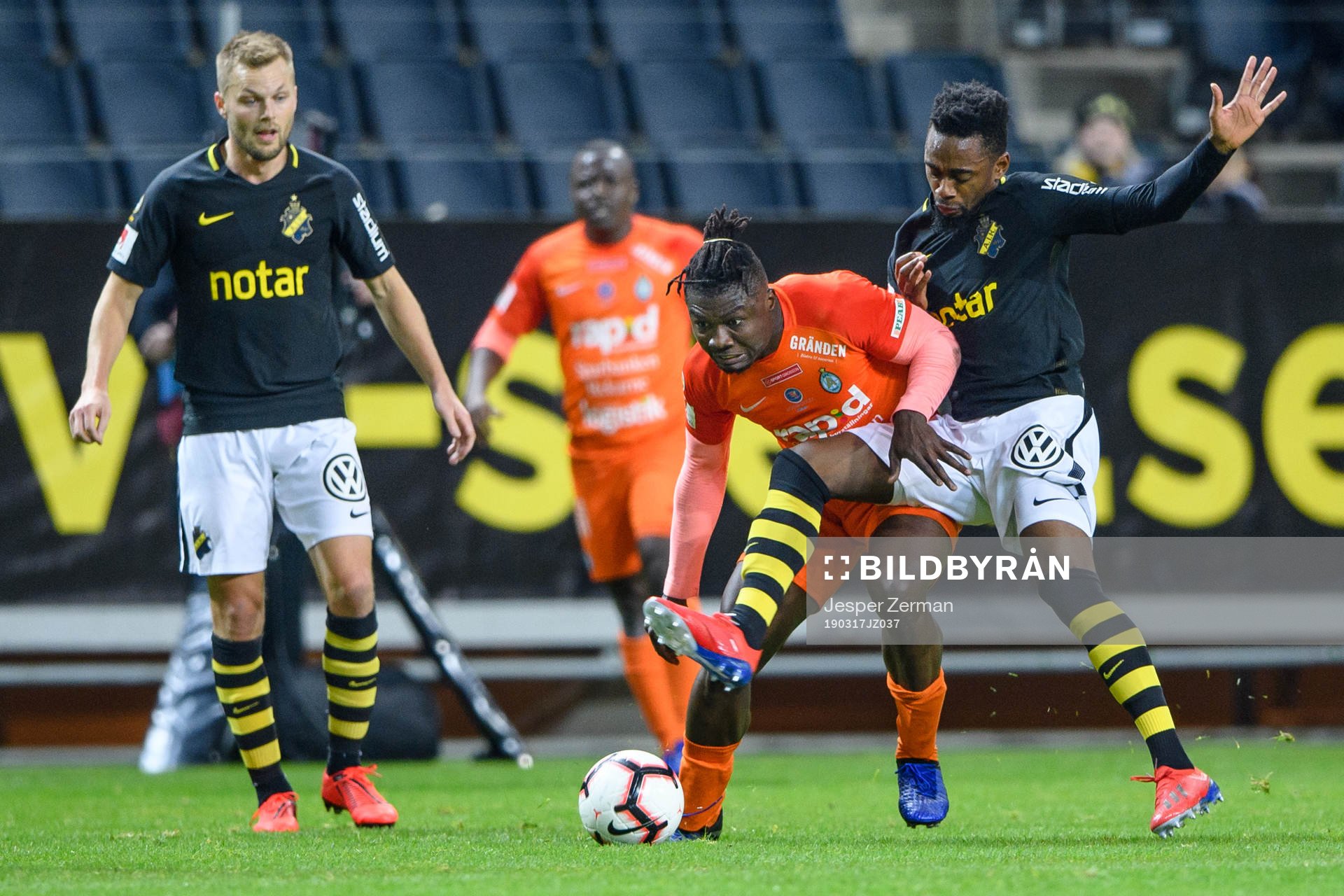 AFC Eskilstunas Samuel Nnamani och AIK:s Heradi Rashidi under fotbollsmatchen i Svenska cupen mellan AIK och AFC Eskilstuna den 17 mars 2019 i Stockholm.