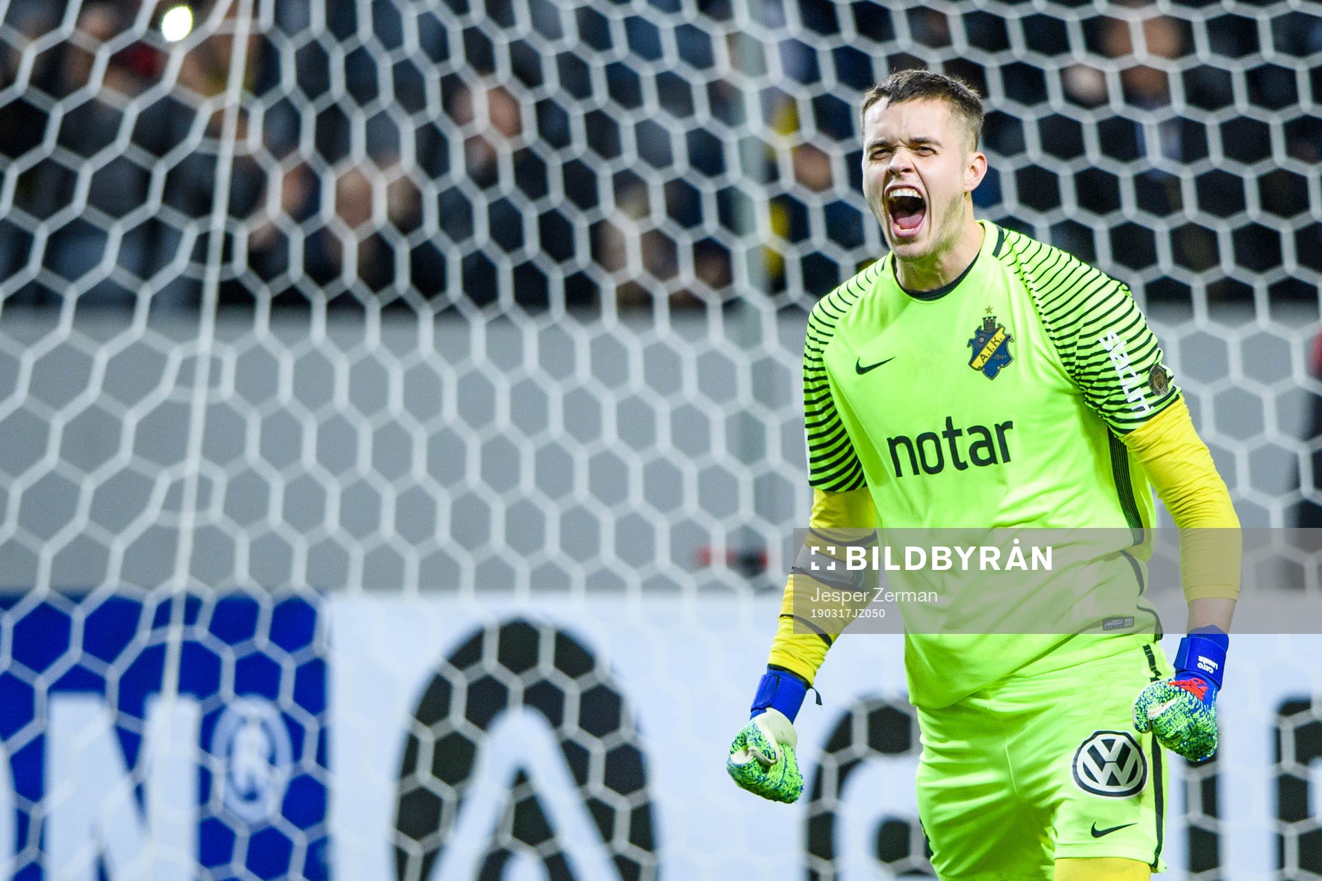 AIK:s målvakt Oscar Linnér jublar efter räddad straff under fotbollsmatchen i Svenska cupen mellan AIK och AFC Eskilstuna den 17 mars 2019 i Stockholm.