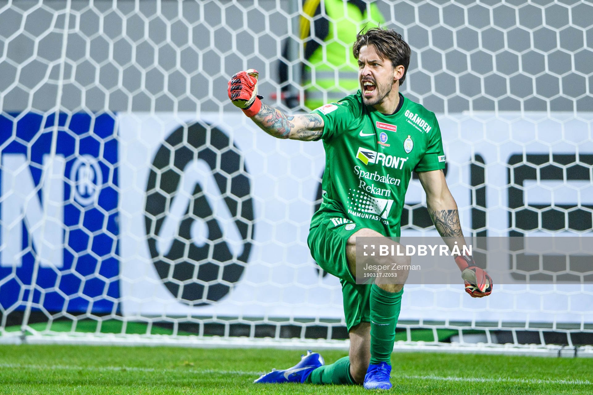 AFC Eskilstunas målvakt Mihail Ivanov  jublar