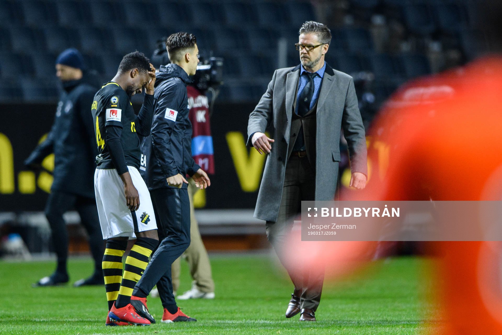 s Heradi Rashidi och tränare Rikard Norling deppar