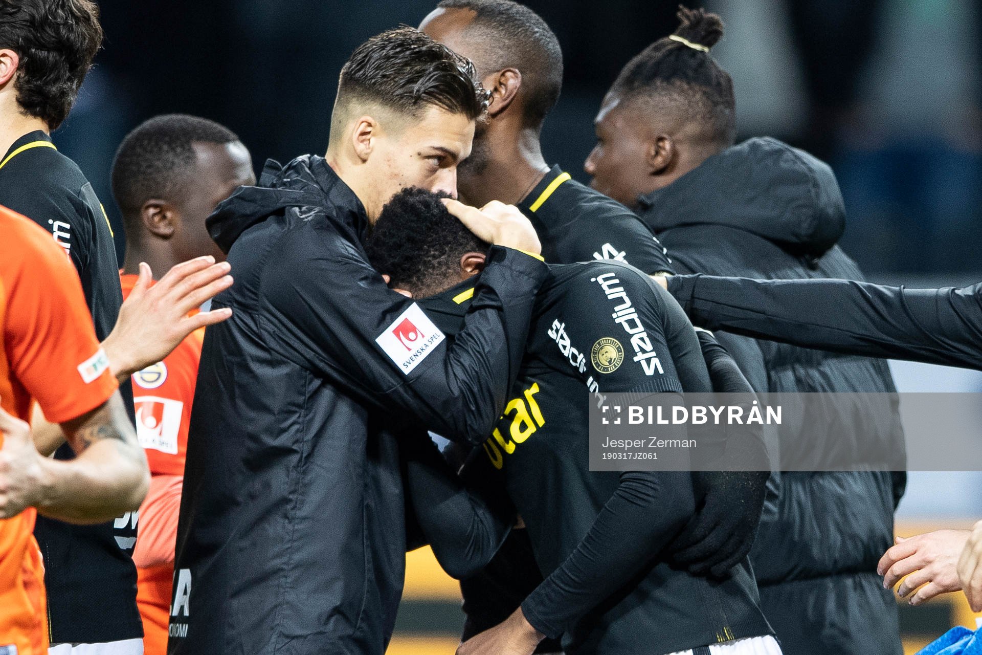 s Heradi Rashidi tröstas av lagkamrater