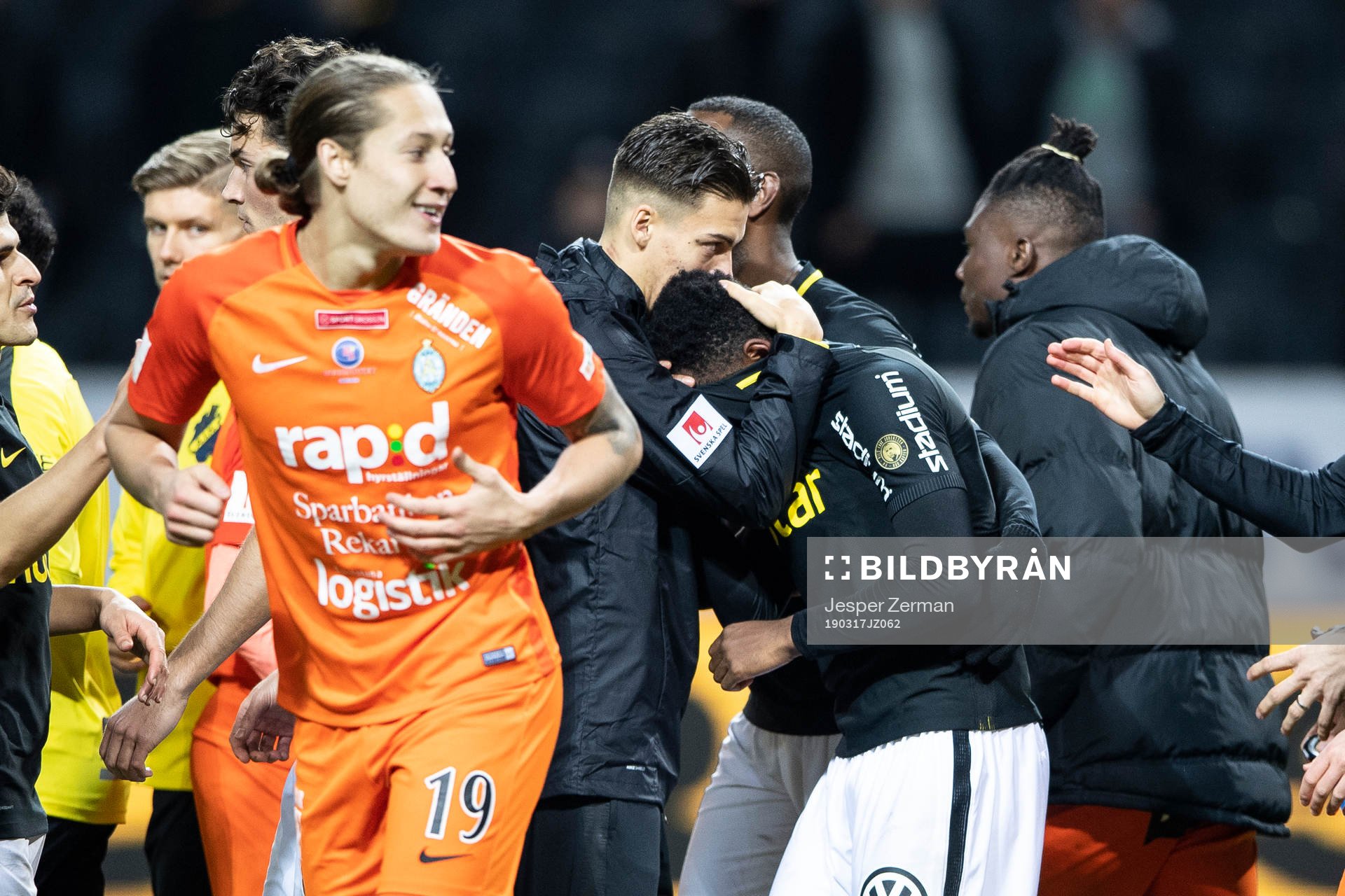 s Heradi Rashidi tröstas av lagkamrater
