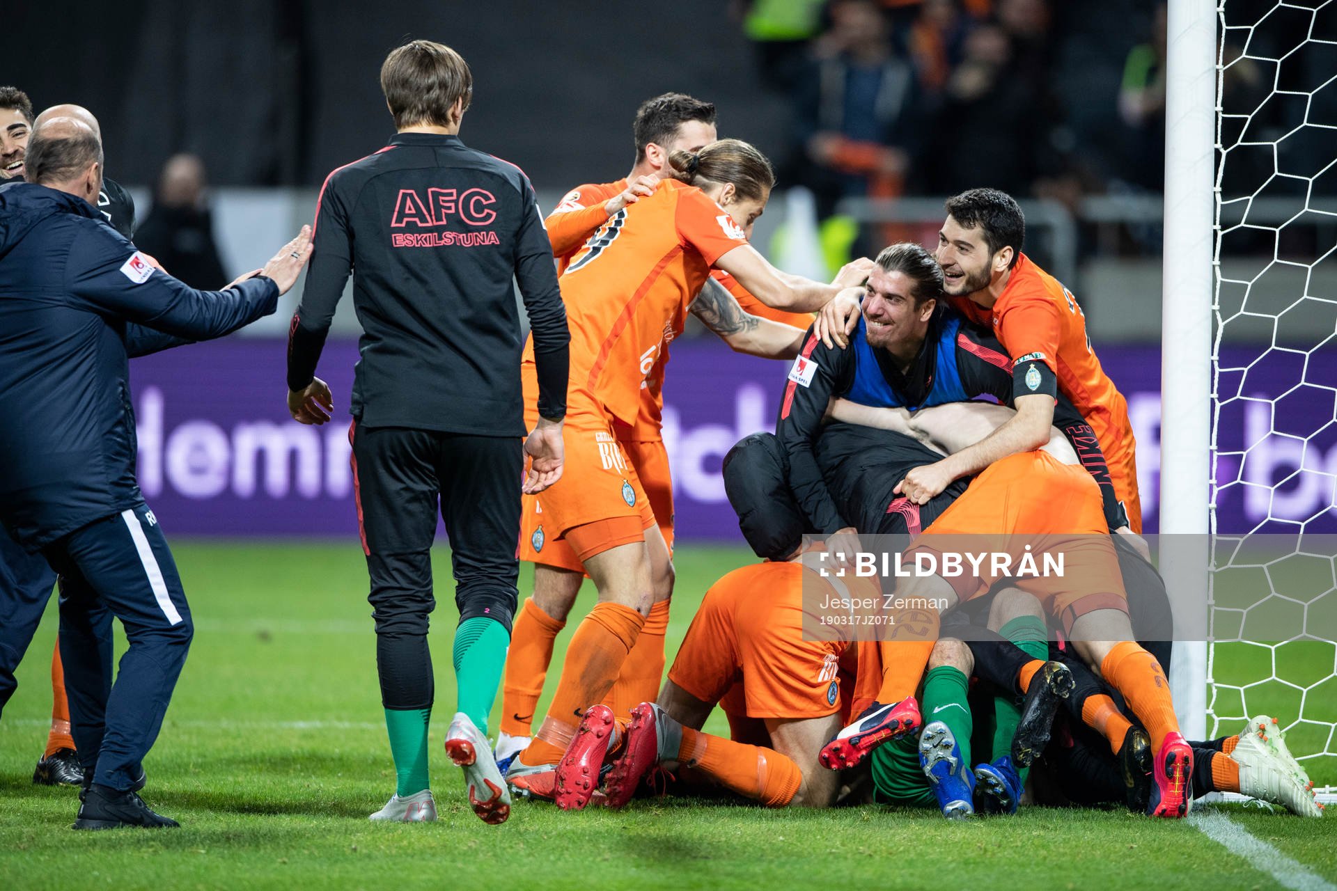 AFC Eskilstunas spelare jublar