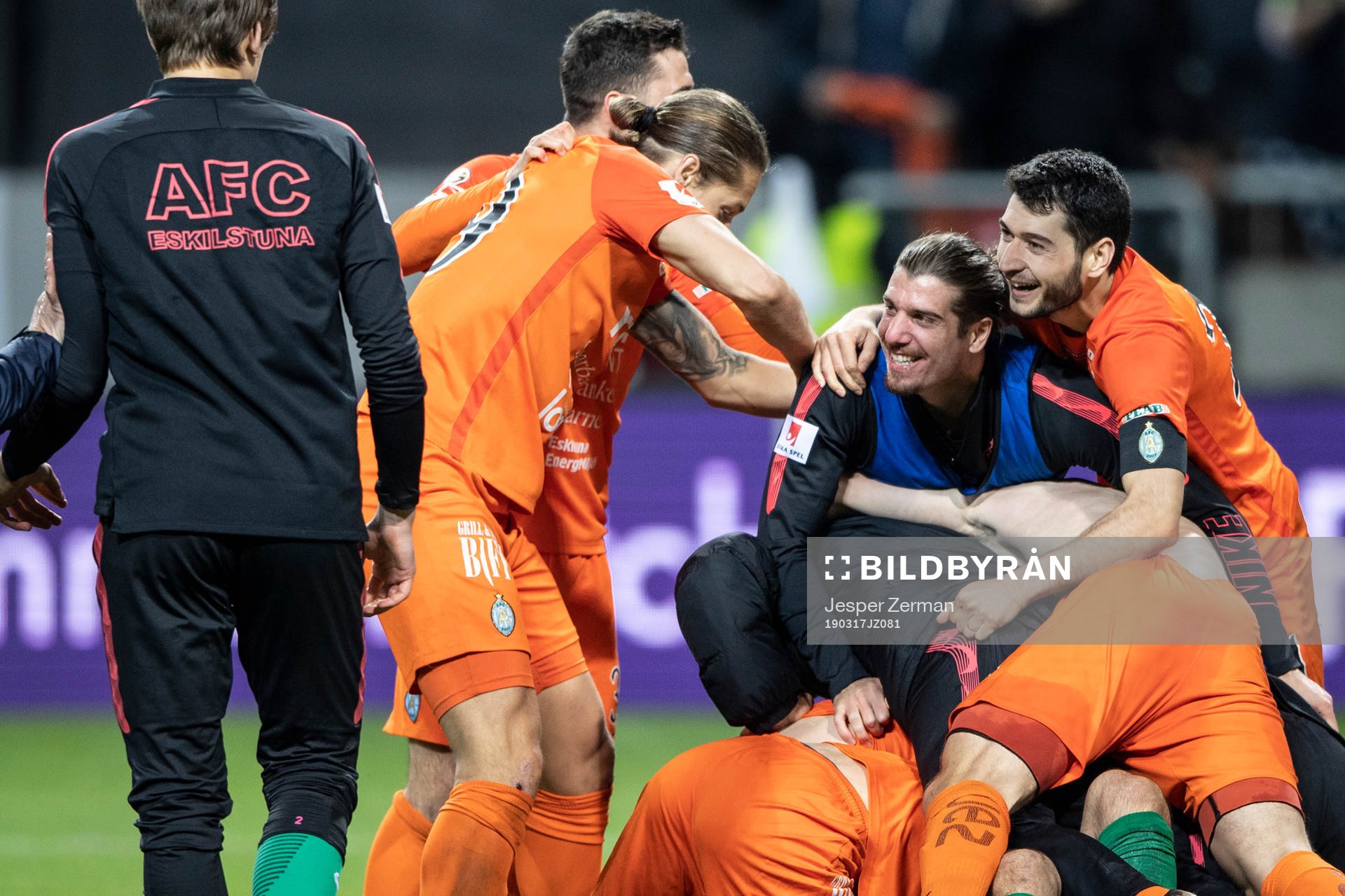 AFC Eskilstunas spelare jublar