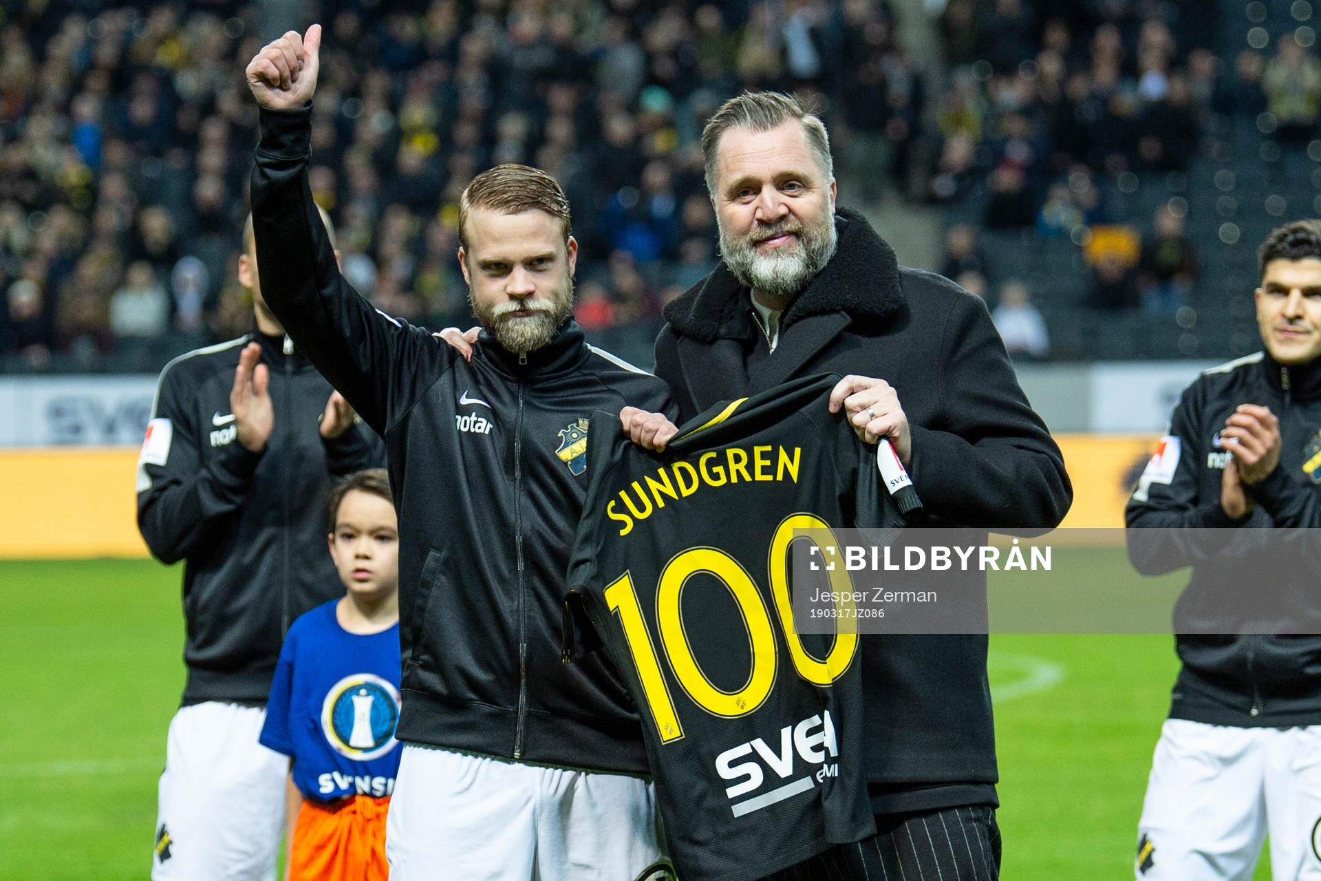s Daniel Sundgren (v) tar emot en tröja av AIK:s sportchef