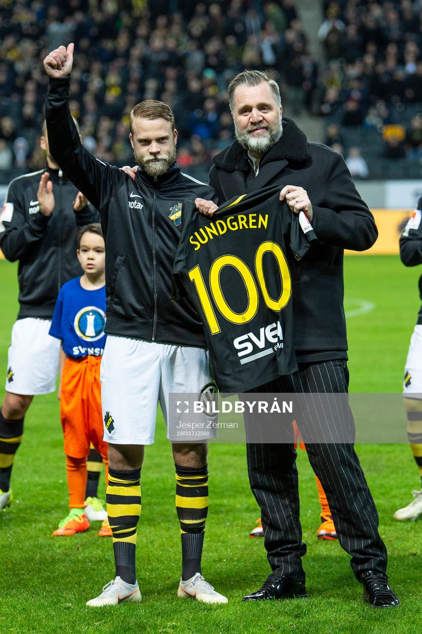 s Daniel Sundgren (v) tar emot en tröja av AIK:s sportchef