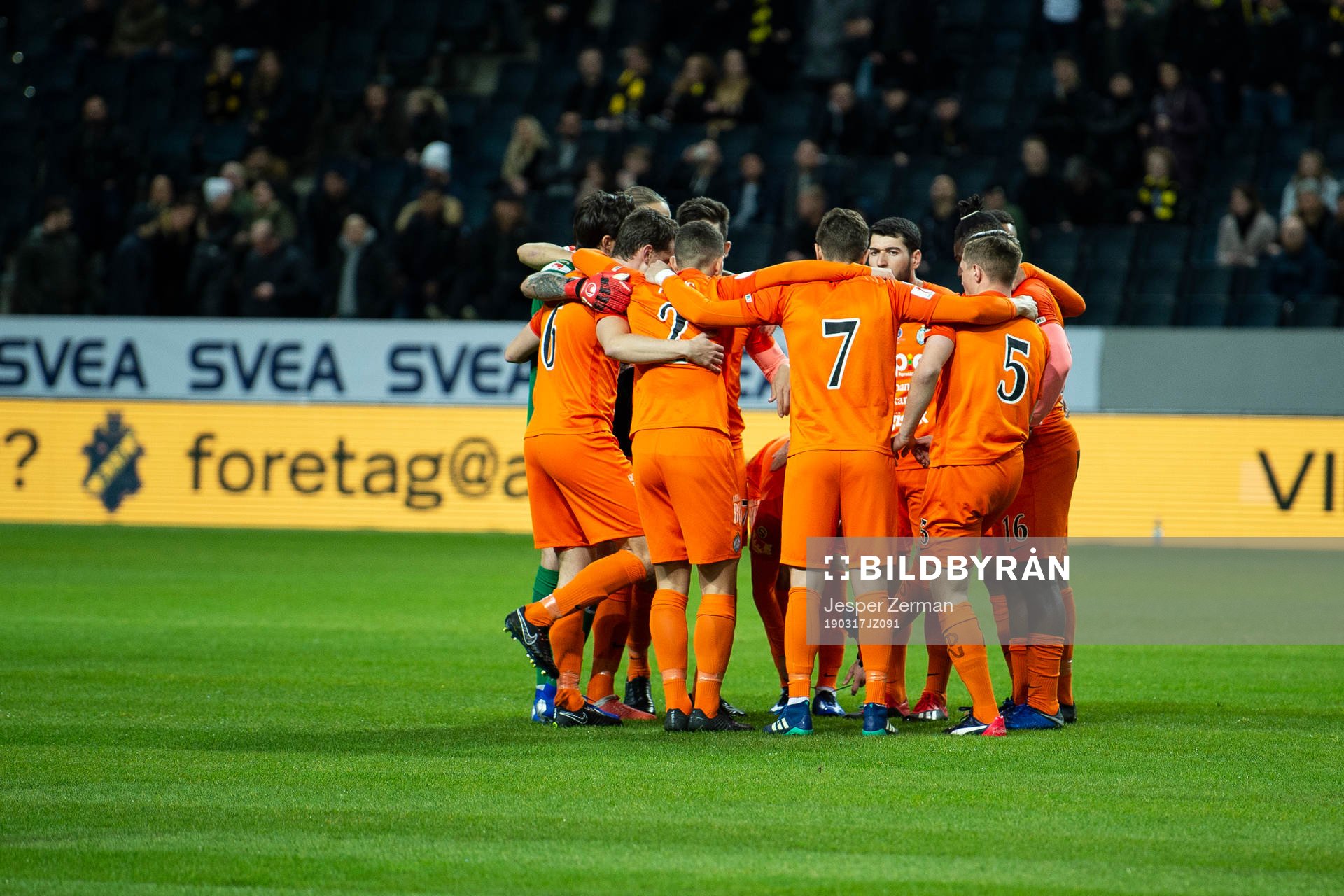 AFC Eskilstunas spelare samlas i en ring