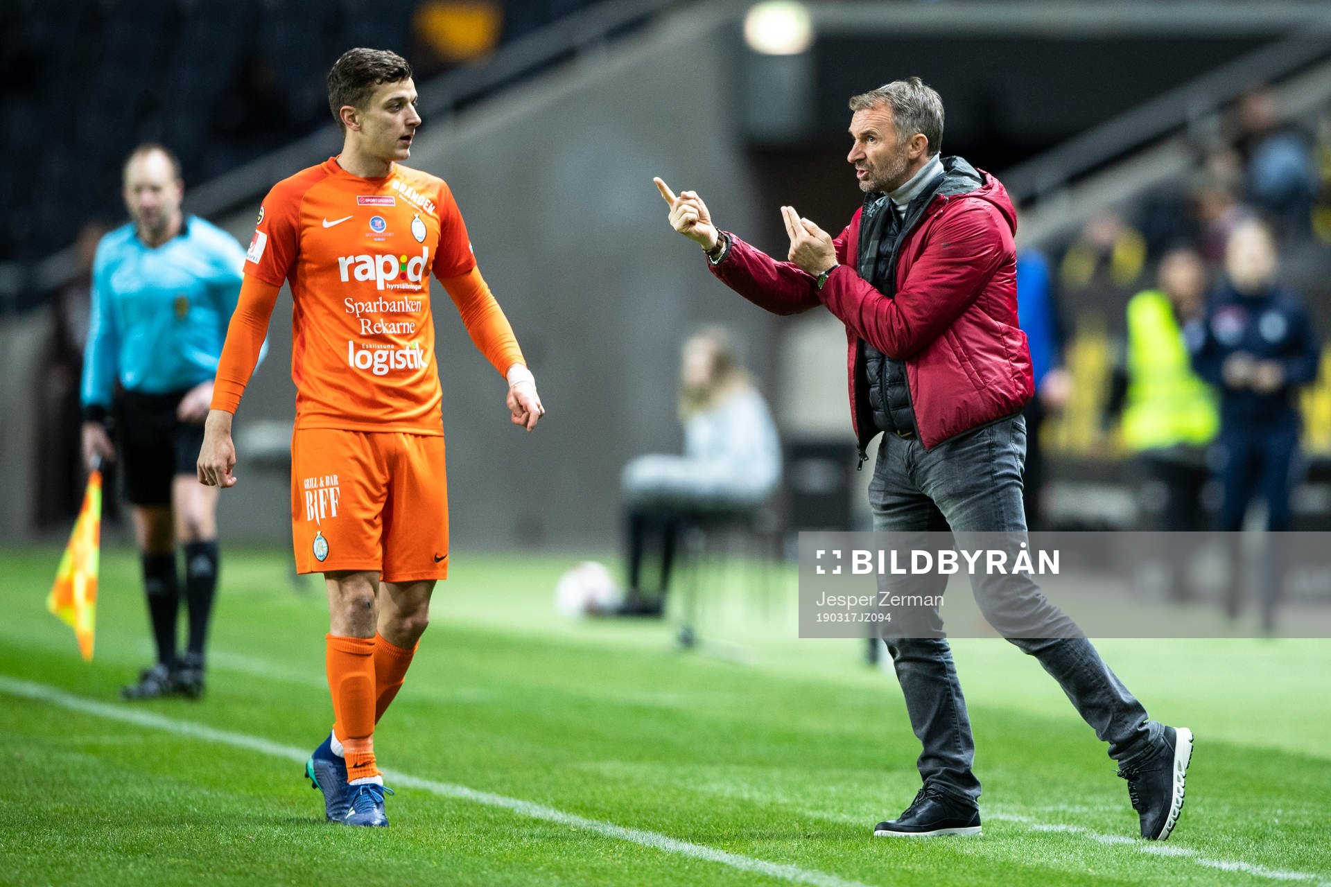 AFC Eskilstunas tränare Nemanja Miljanvoic (h) ger direktiv