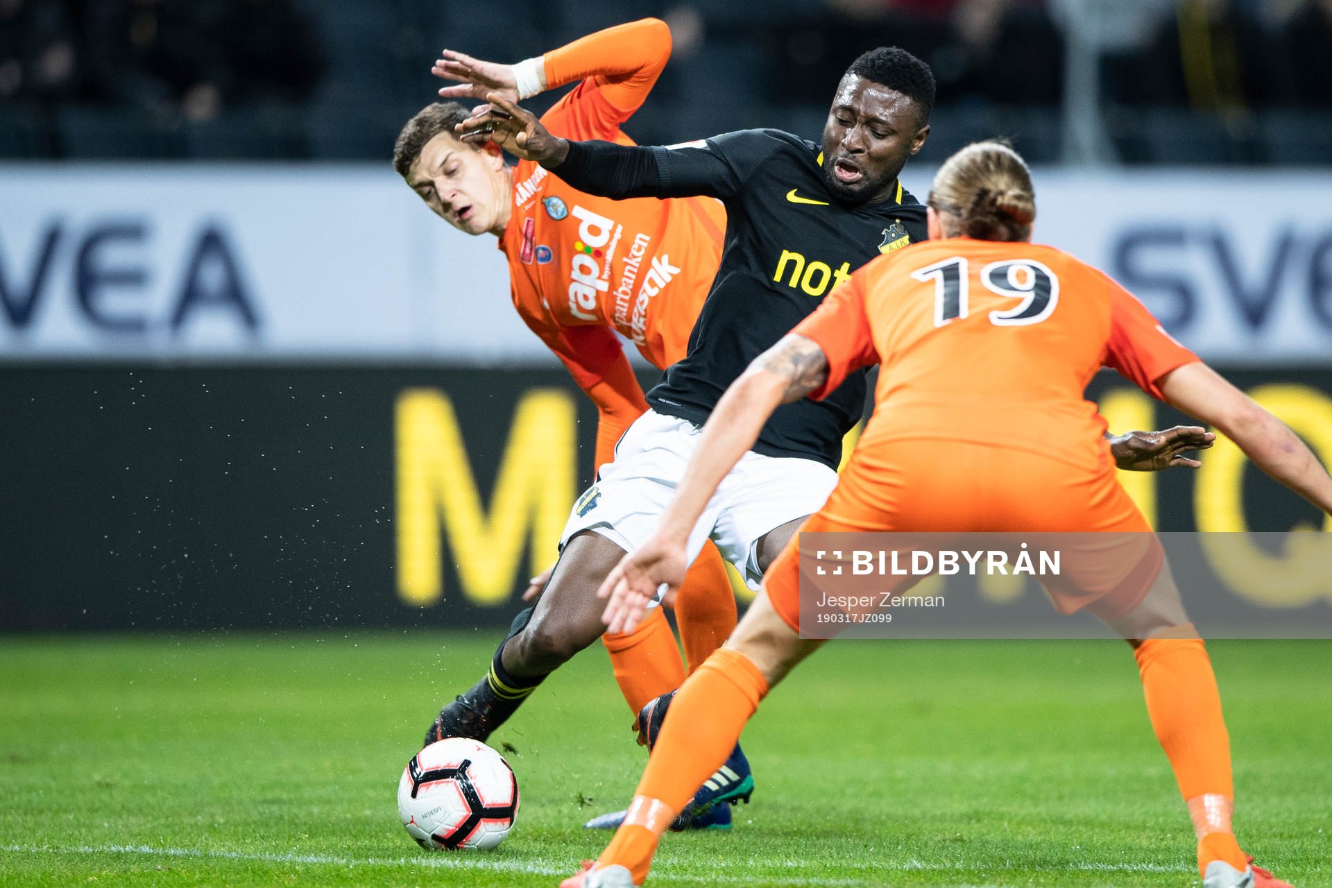 s Chinedu Ogbuke Obasi och AFC Eskilstunas Ivan Bobko och
