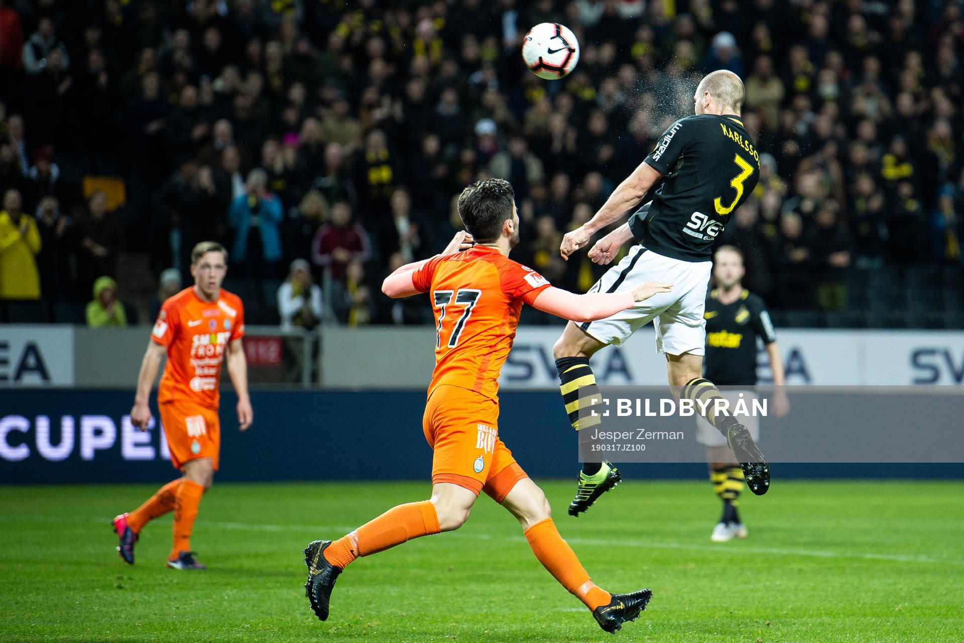 AIK:s Per Karlsson i en nickduell mot AFC Eskilstunas Jose Leon Bernal under fotbollsmatchen i Svenska cupen mellan AIK och AFC Eskilstuna den 17 mars 2019 i Stockholm.