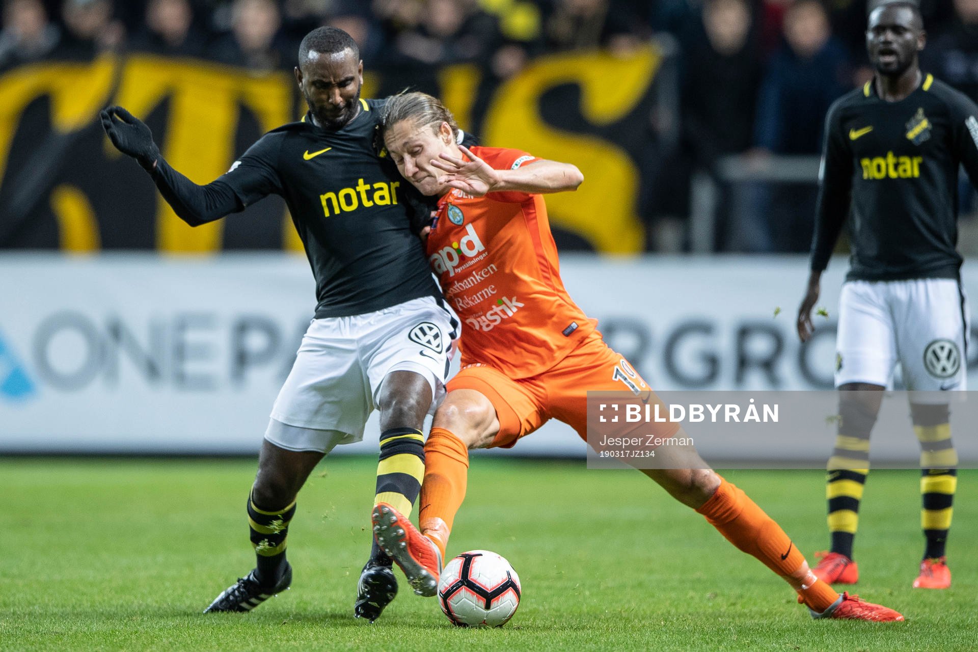 s Henok Goitom och AFC Eskilstunas Felix Michel Melki