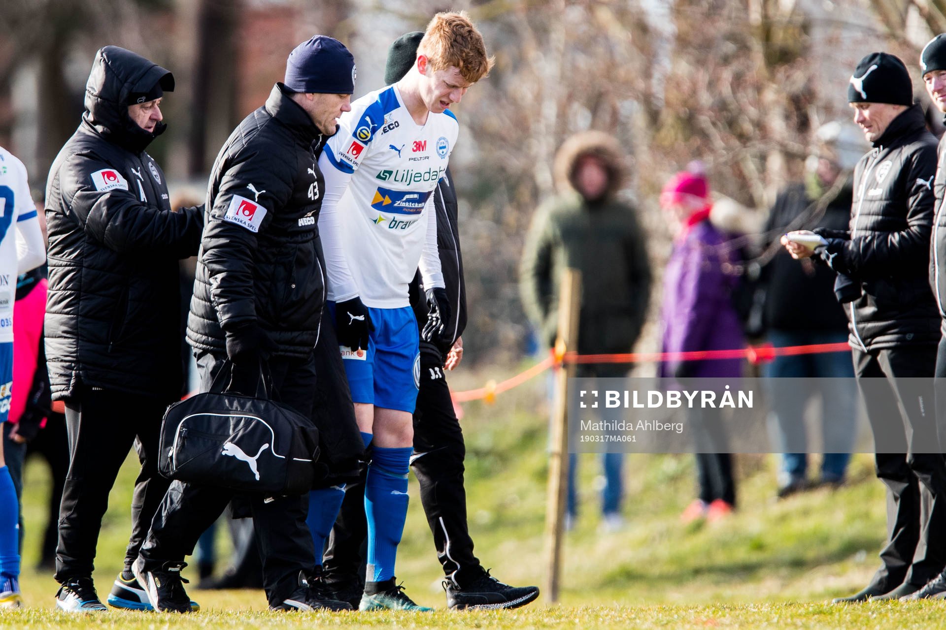 Värnamos Daniel Ask får hjälp av planen