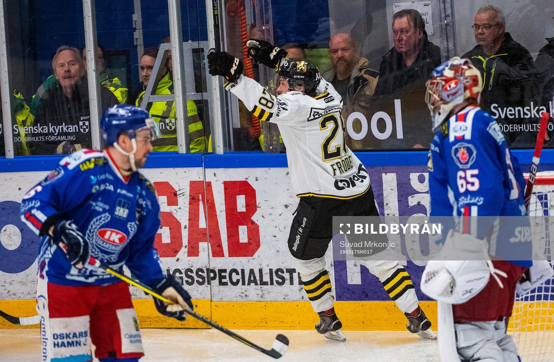 s Jesper Frödén jublar