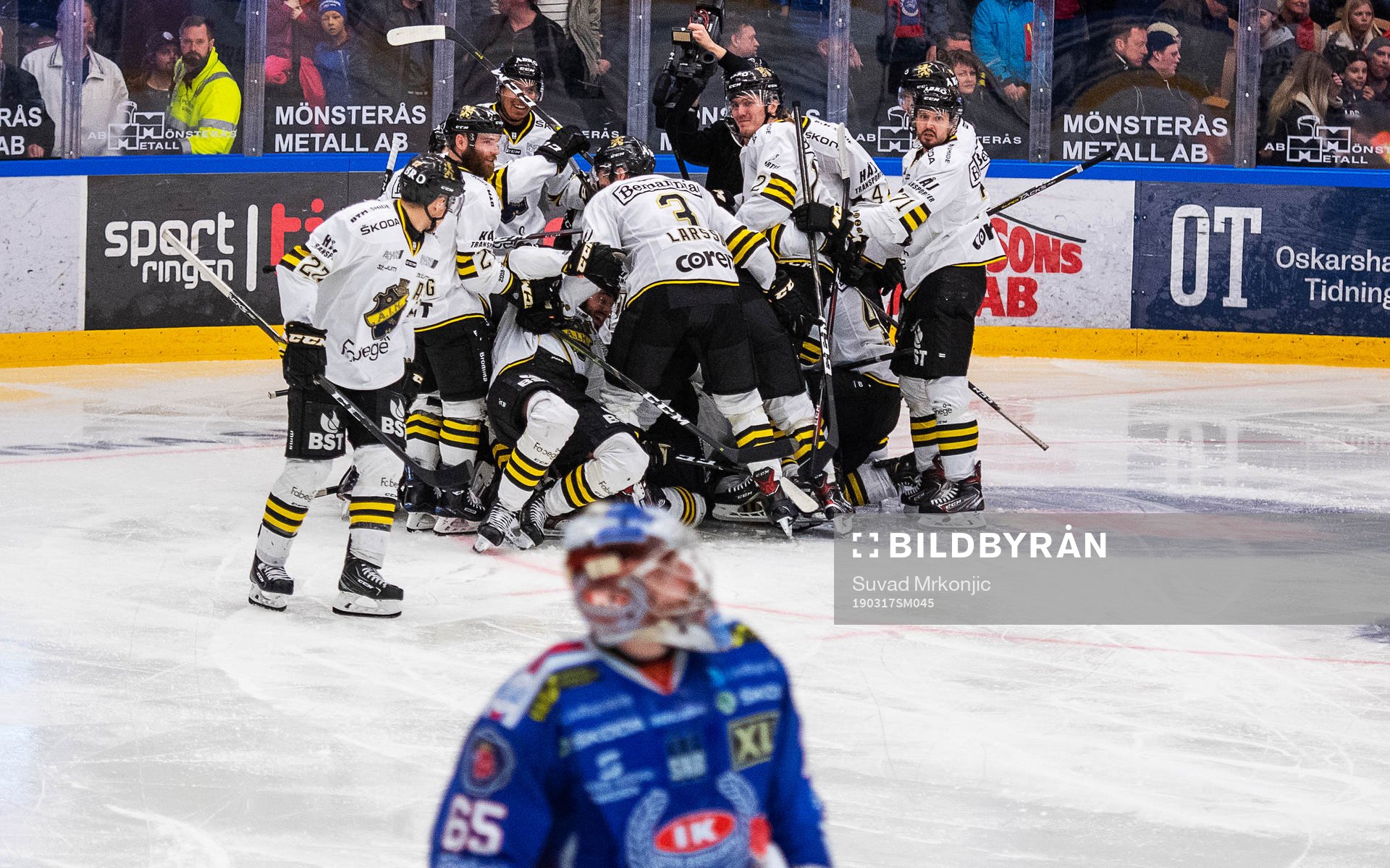 spelarna jublar medan Oskarshamns målvakt Christoffer