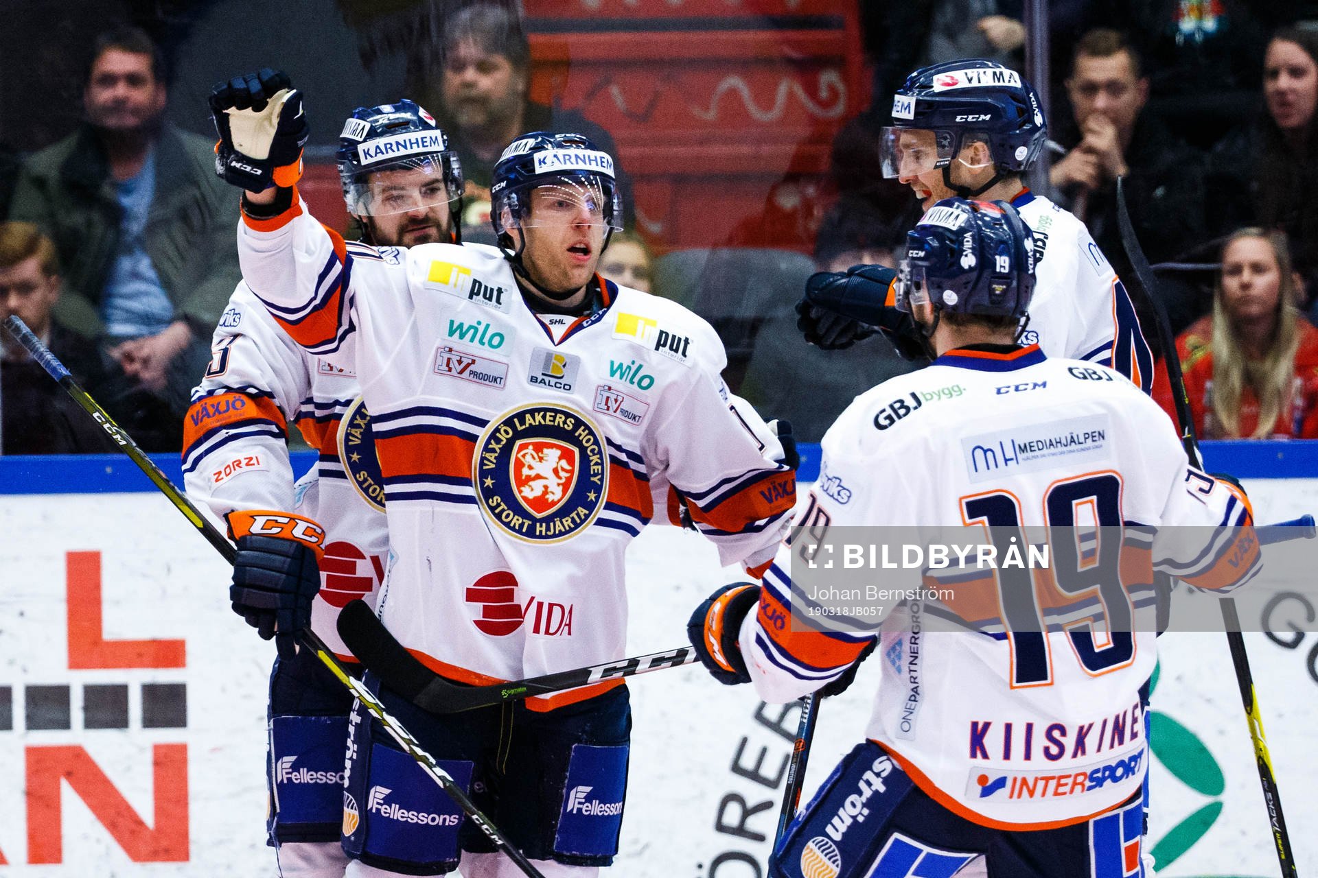 Växjös Kris Versteeg och Tuomas Kiiskinen jublar