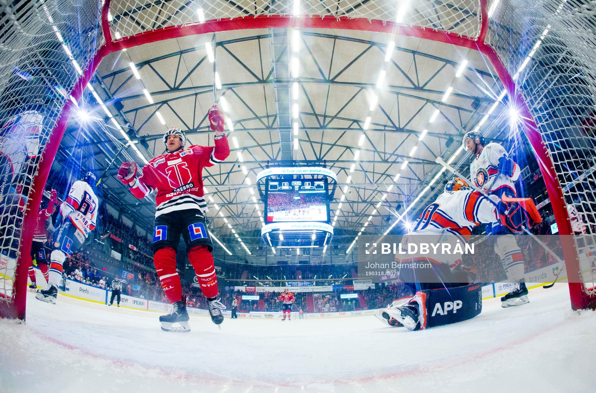 Örebros Shane Harper gör 1-0 på målvakt Viktor Fasth