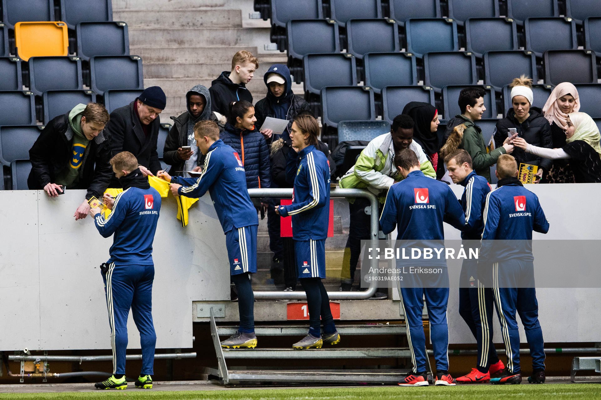 Players of Sweden write autographs