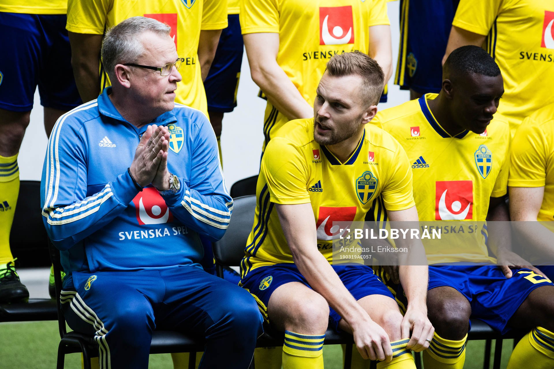Head coach Janne Andersson and Sebastian Larsson of the Swedish national football team are preparing for a team picture on March 19, 2019 in Stockholm.