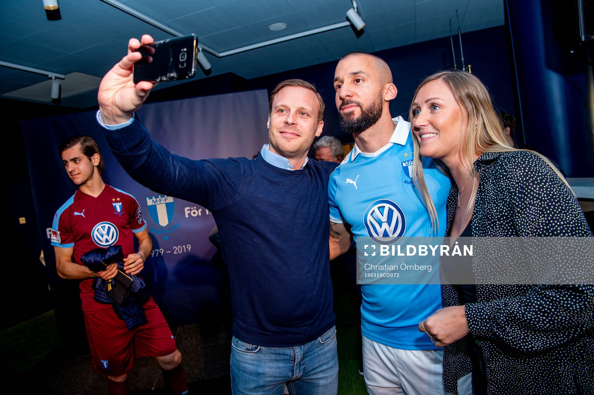 Guillermo Molins tar en selfie med tv gäster