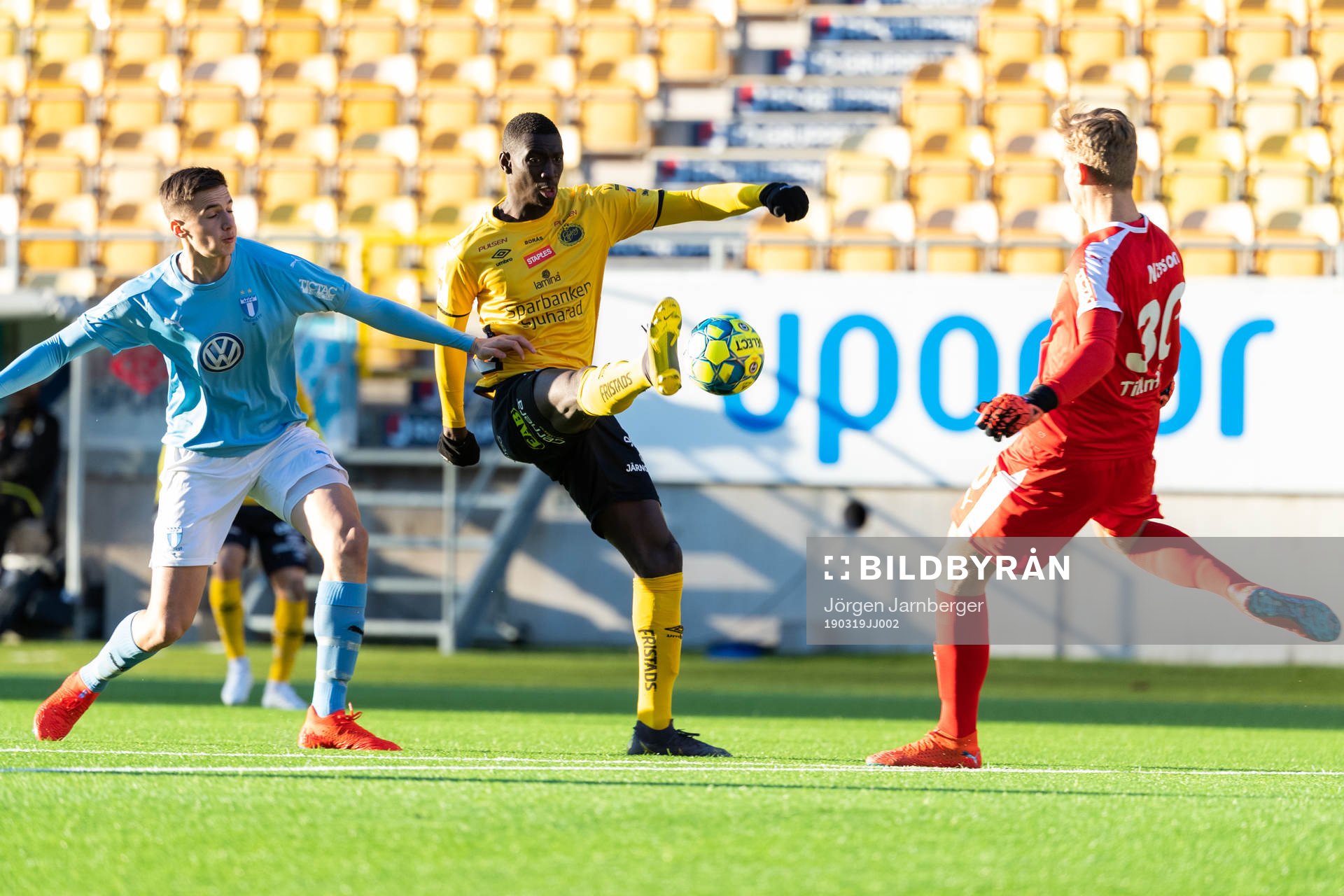 Elfsborgs Marokhy Ndione i kamp med Malmö FF´s Noah Eile och målvakt Mathias Nilsson under fotbollsmatchen i U21 Allsvenskan mellan Elfsborg - Malmö FF den 19 mars 2019 i Borås.