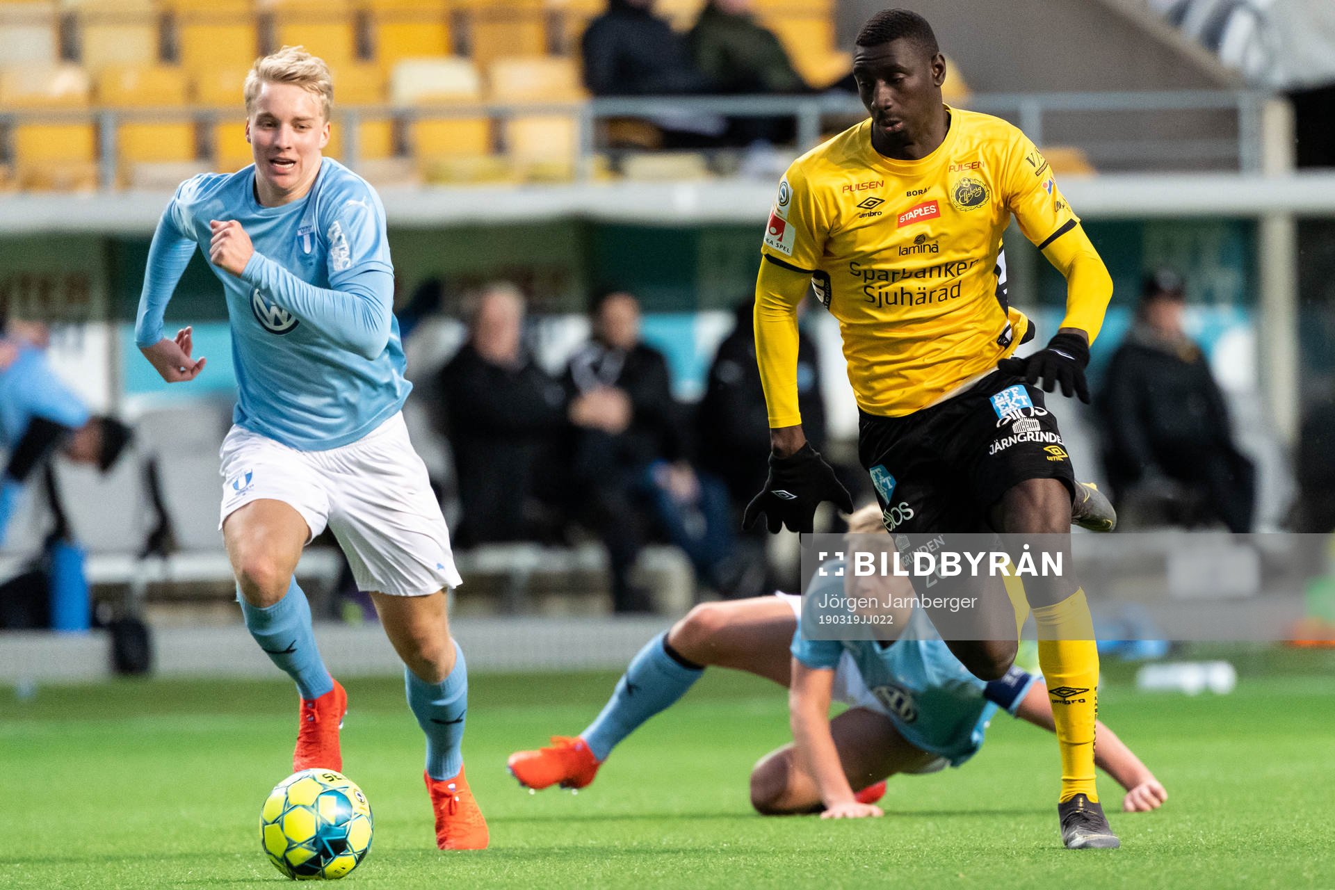 Elfsborgs Marokhy Ndione och Malmö FF´s Victor Larsson under fotbollsmatchen i U21 Allsvenskan mellan Elfsborg - Malmö FF den 19 mars 2019 i Borås.