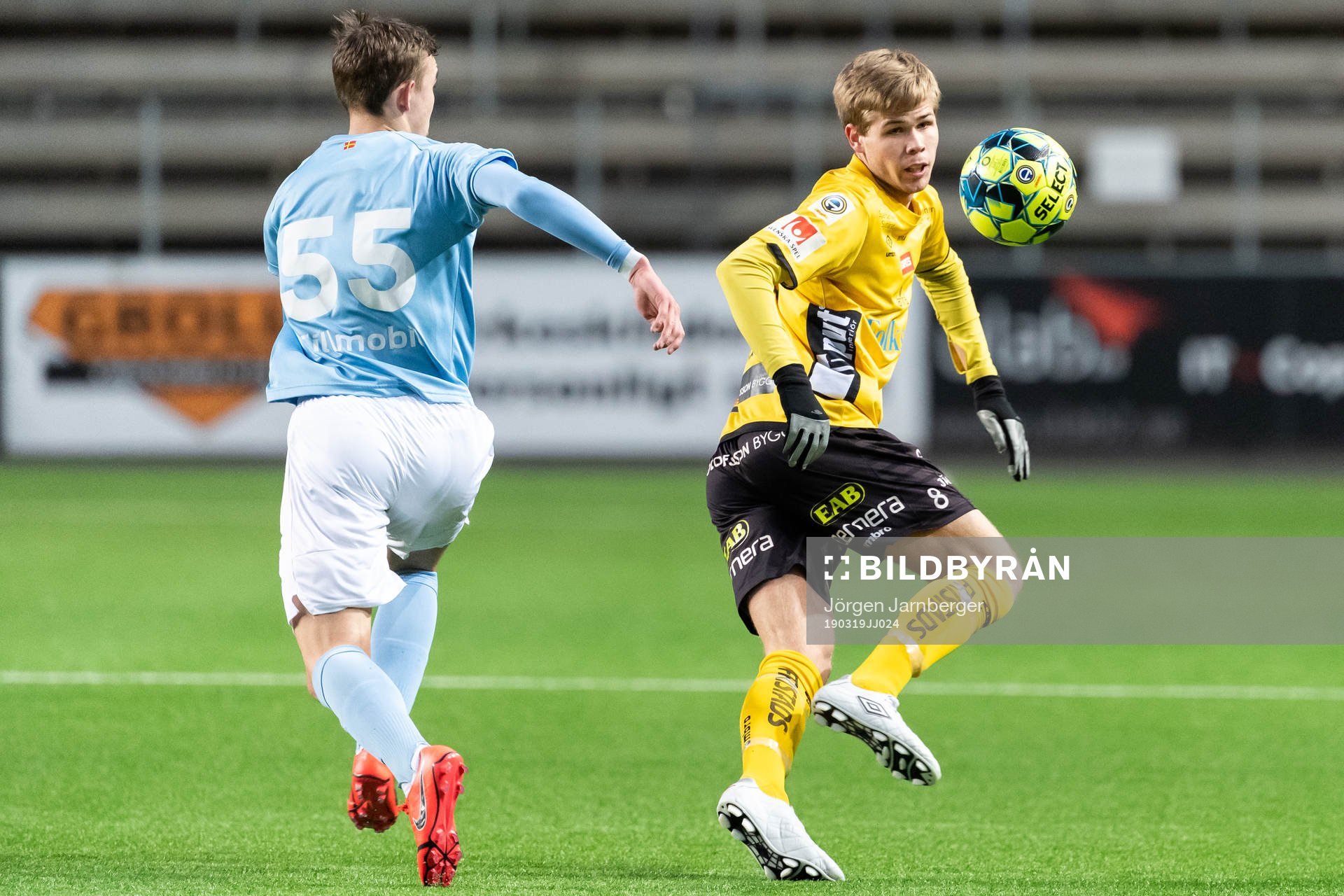 Elfsborgs Anton Thorsson och Malmö FF´s Aleksander Nilsson (rygg mot kameran) under fotbollsmatchen i U21 Allsvenskan mellan Elfsborg - Malmö FF den 19 mars 2019 i Borås.