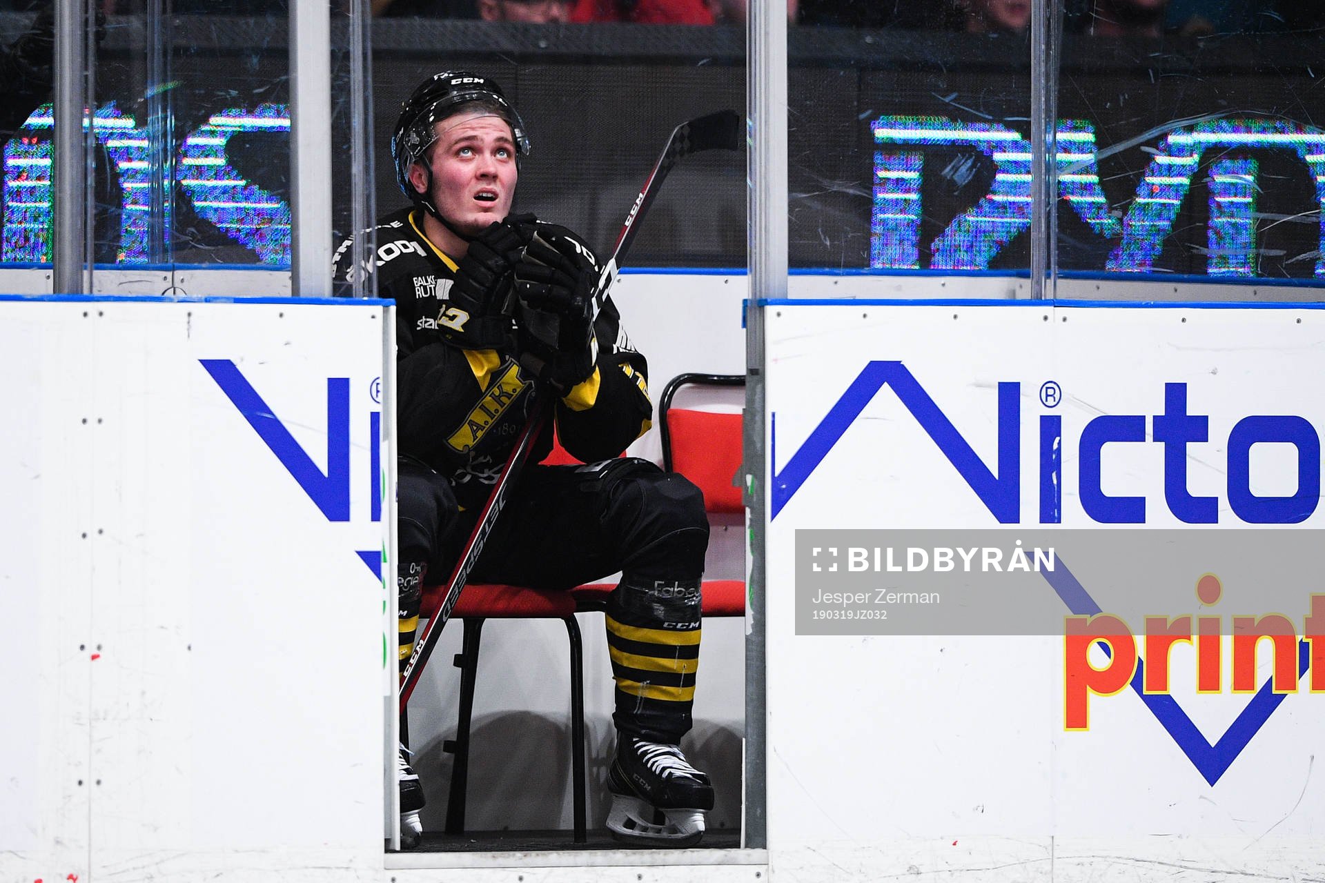 s Max Lindholm deppar i utvisningsbåset