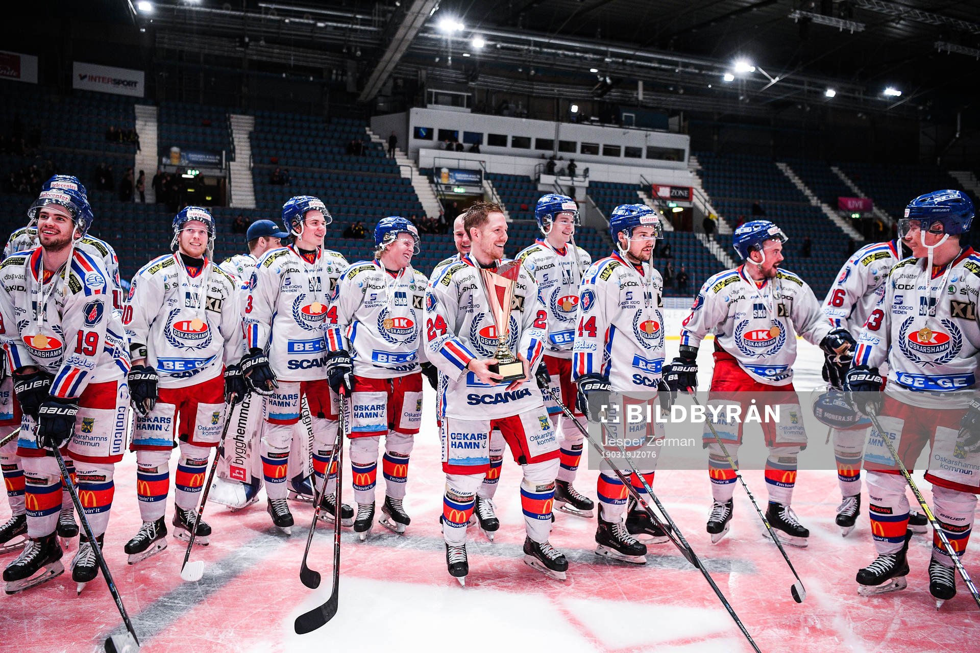 Oskarshamns Joakim Hillding jublar med pokalen och