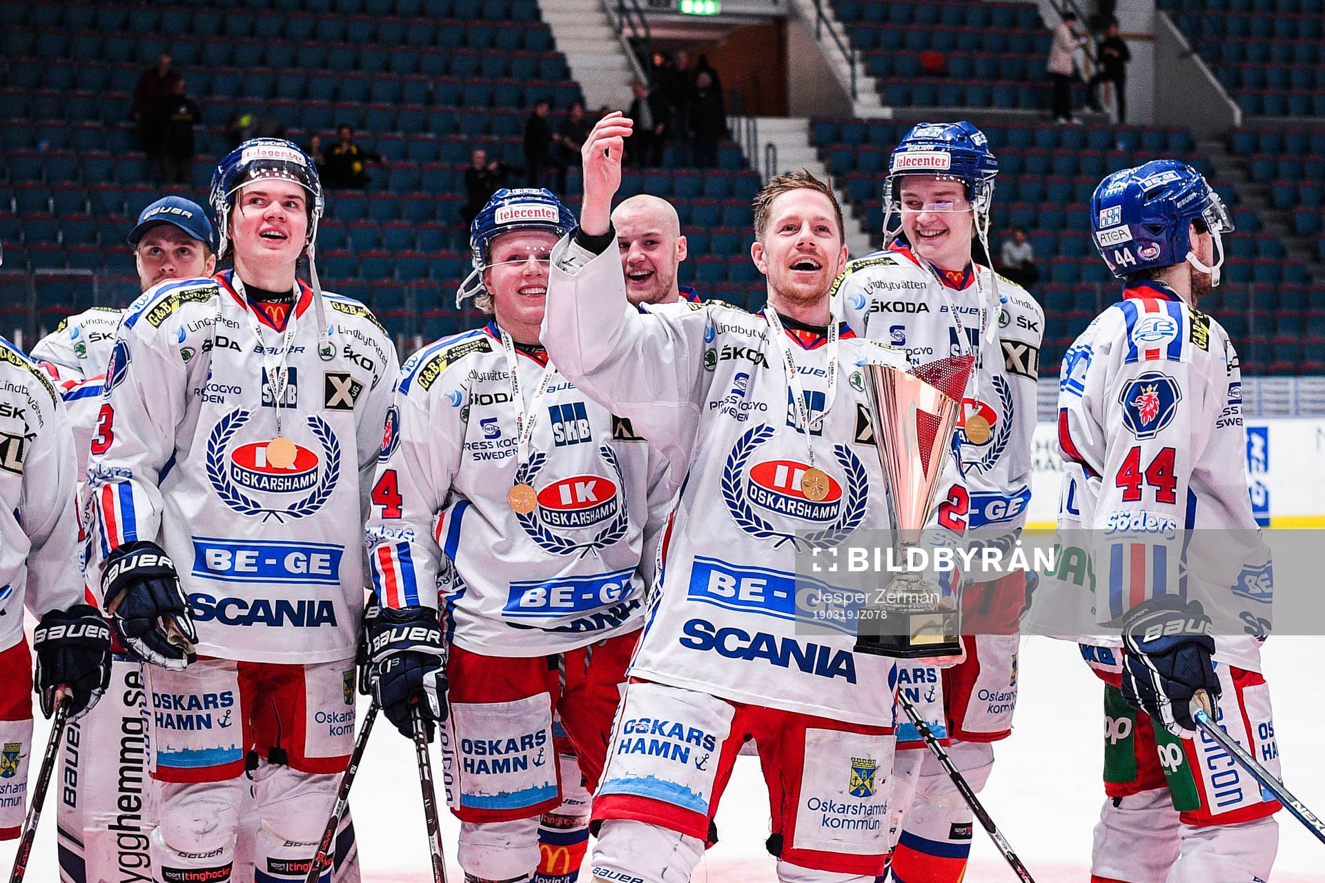 Oskarshamns Joakim Hillding jublar med pokalen och