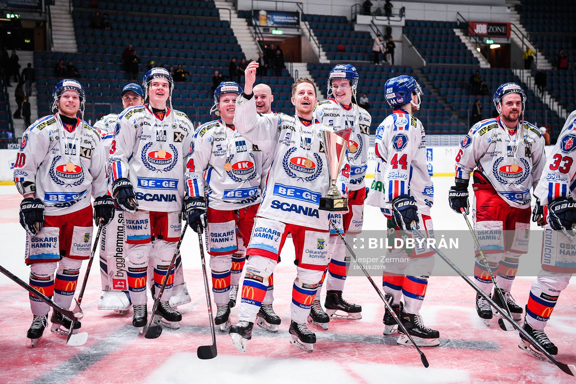 Oskarshamns Joakim Hillding jublar med pokalen och