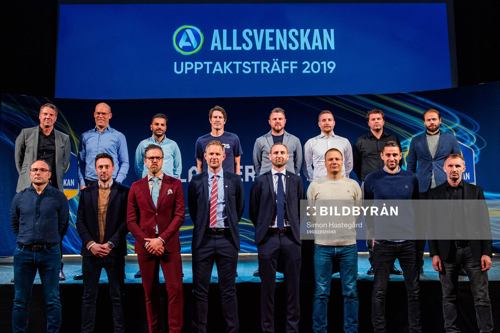 aden: Hans Eklund, tränare Falkenberg, Joel Cedergren, tränare GIF Sundsvall, Poya Asbaghi, tränare IFK Göteborg, Kim Bergstrand, tränare Djurgården, Jimmy Thelin, manager Elfsborg, Axel Kjäll, tränare Örebro, Jens Gustavsson, tränare IFK Norrköping, Andreas Alm, tränare Häcken, undre raden: Per-Ola Ljung, tränare Helsingborg, Ian Birchnall, tränare Östersund, Rikard Norling, tränare AIK, Magnus Pehrsson, tränare Kalmar, Andreas Georgson, assisterande tränare Malmö FF, Stefan Billborn, tränare Hammarby, Mirza Jelecak, tränare Sirius, Nemanja Miljanovic, tränare AFC Eskilstuna poserar för ett gruppfoto under fotbollsallsvenskans upptaktsträff den 19 mars 2019 i Stockholm.