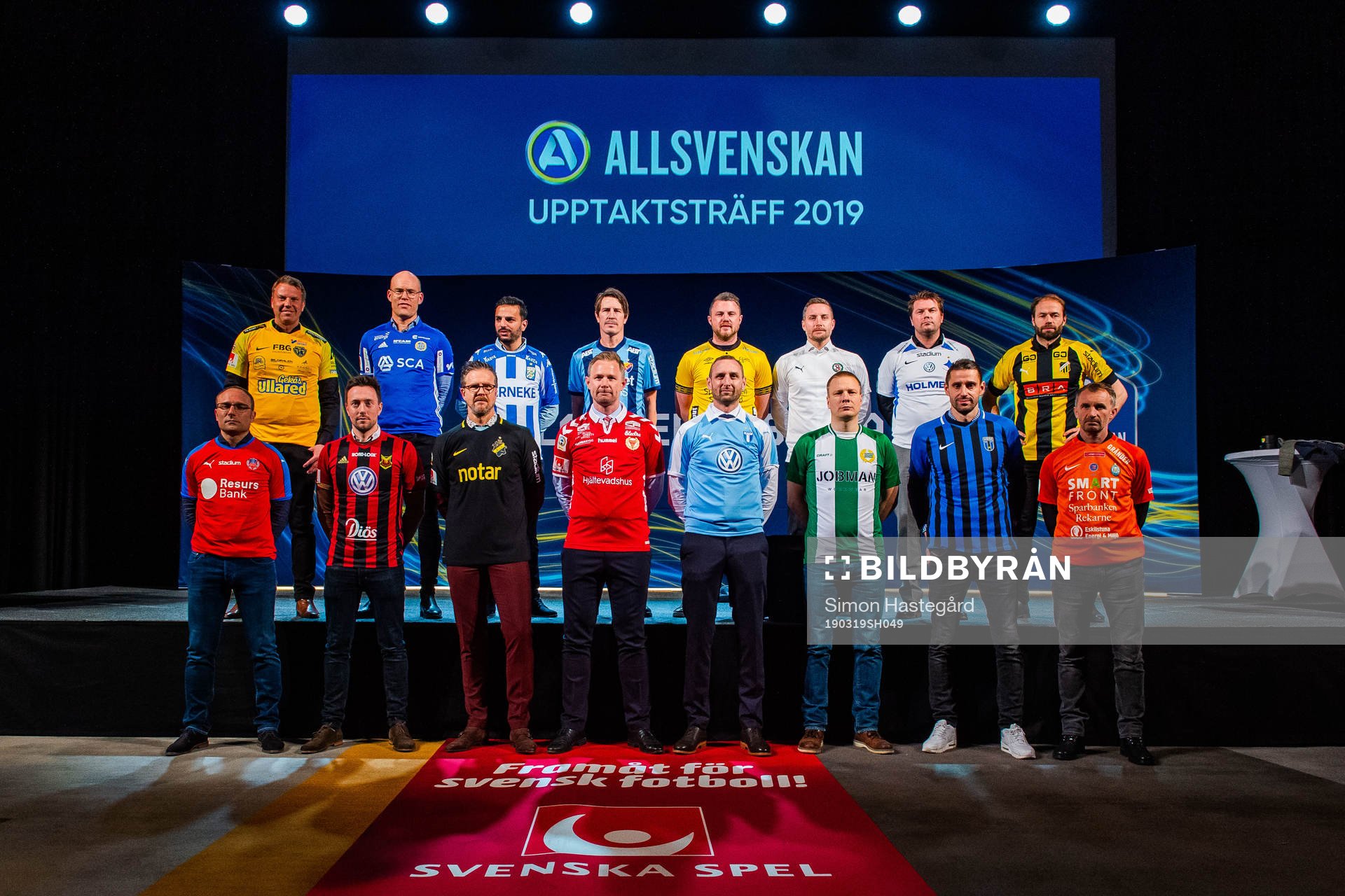 Övre raden: Hans Eklund, tränare Falkenberg, Joel Cedergren, tränare GIF Sundsvall, Poya Asbaghi, tränare IFK Göteborg, Kim Bergstrand, tränare Djurgården, Jimmy Thelin, manager Elfsborg, Axel Kjäll, tränare Örebro, Jens Gustavsson, tränare IFK Norrköping, Andreas Alm, tränare Häcken, undre raden: Per-Ola Ljung, tränare Helsingborg, Ian Birchnall, tränare Östersund, Rikard Norling, tränare AIK, Magnus Pehrsson, tränare Kalmar, Andreas Georgson, assisterande tränare Malmö FF, Stefan Billborn, tränare Hammarby, Mirza Jelecak, tränare Sirius, Nemanja Miljanovic, tränare AFC Eskilstuna poserar för ett gruppfoto med lagtröjor under fotbollsallsvenskans upptaktsträff den 19 mars 2019 i Stockholm.
