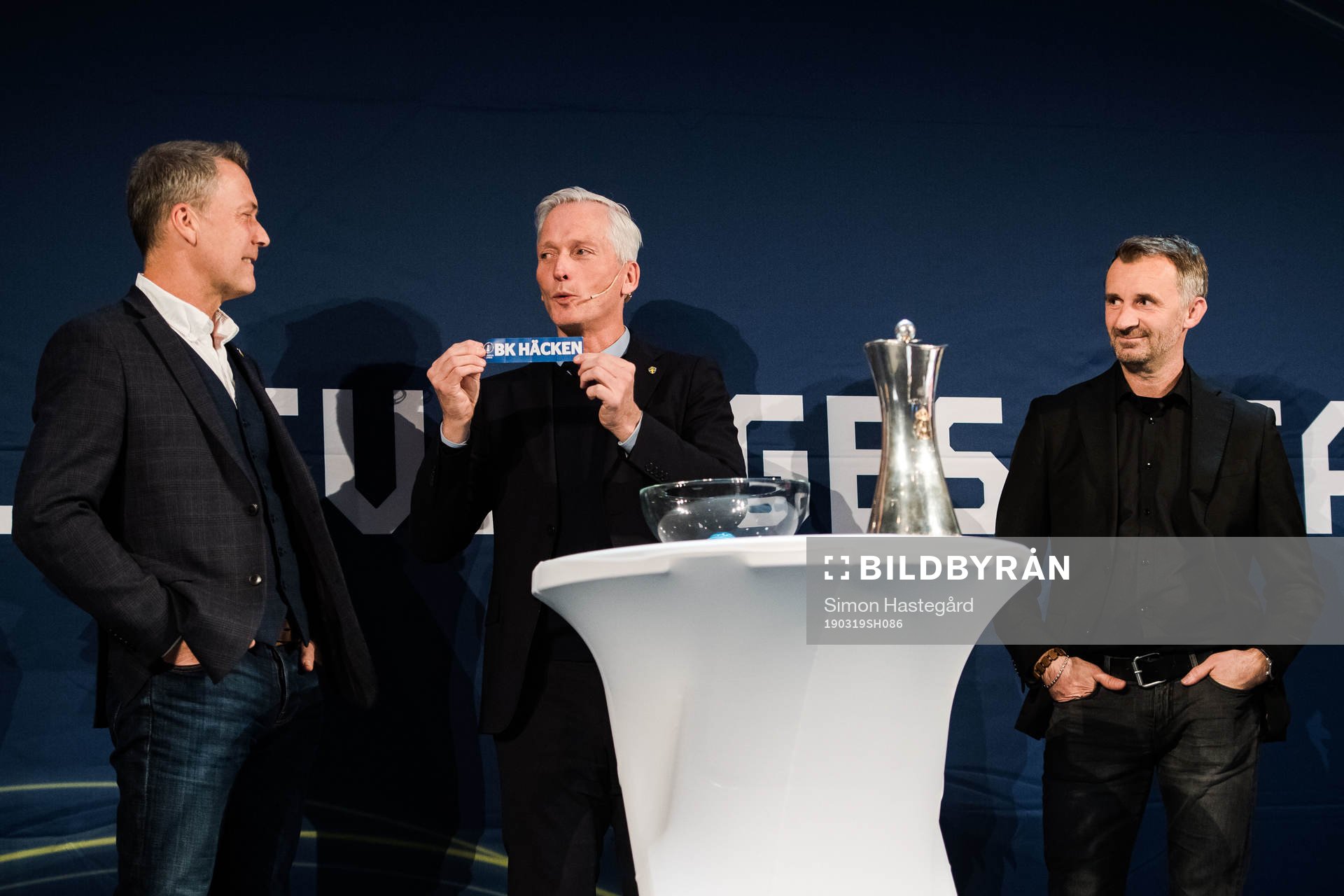 Sonny Karlsson, sportchef Häcken, Håkan Sjöstrand generalsekreterare Svenska fotbollsförbundet och Nemanja Miljanovic, tränare FC Eskilstuna lottar hemmafördel för svenska cupen under fotbollsallsvenskans upptaktsträff den 19 mars 2019 i Stockholm.